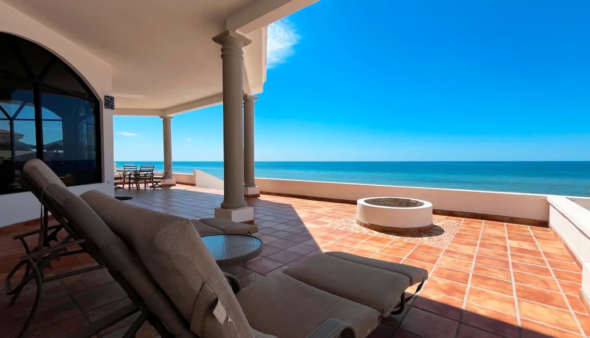 Beachfront Home in Las Conchas Cerquita del Mar