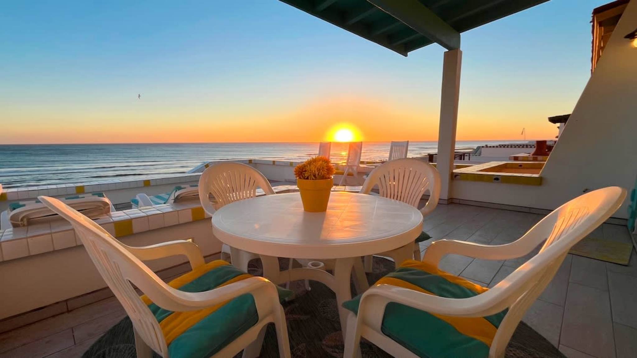 Cozy & Colorful Beachfront Condo Las Olas I 28