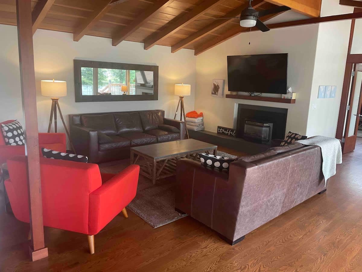 Large Family room is great for conversations, Streaming TV nights and reconnecting