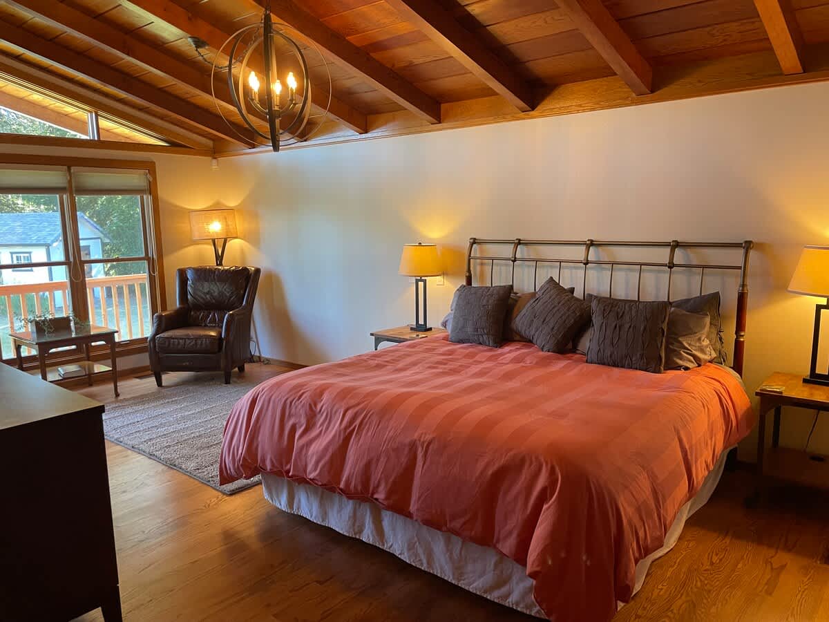 Master Suite is comfortable and practical with your private bathroom as well as a jacuzzi to enjoy.