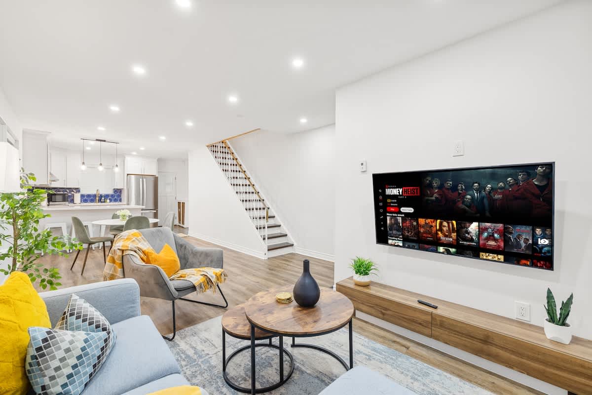Stylish 3BR Urban Retreat, near  Christie sleeps 6 -hero-photo