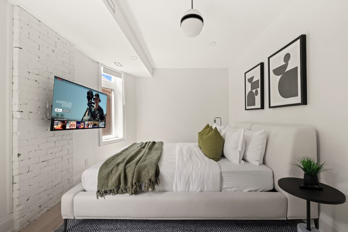 Cozy Parkside Getaway Steps to Transit & Lake-hero-photo