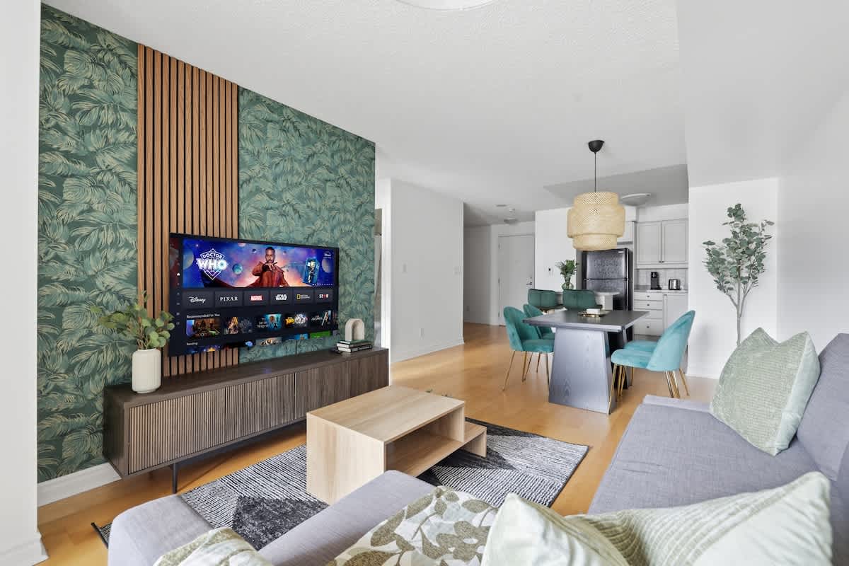 Tropical Designer King Suite - Sleeps 5 - Parking-hero-photo