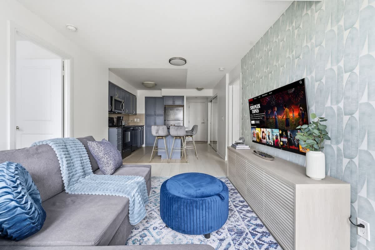 Designer 2BR - King Suite - Rare 2 Parking - YYZ-hero-photo