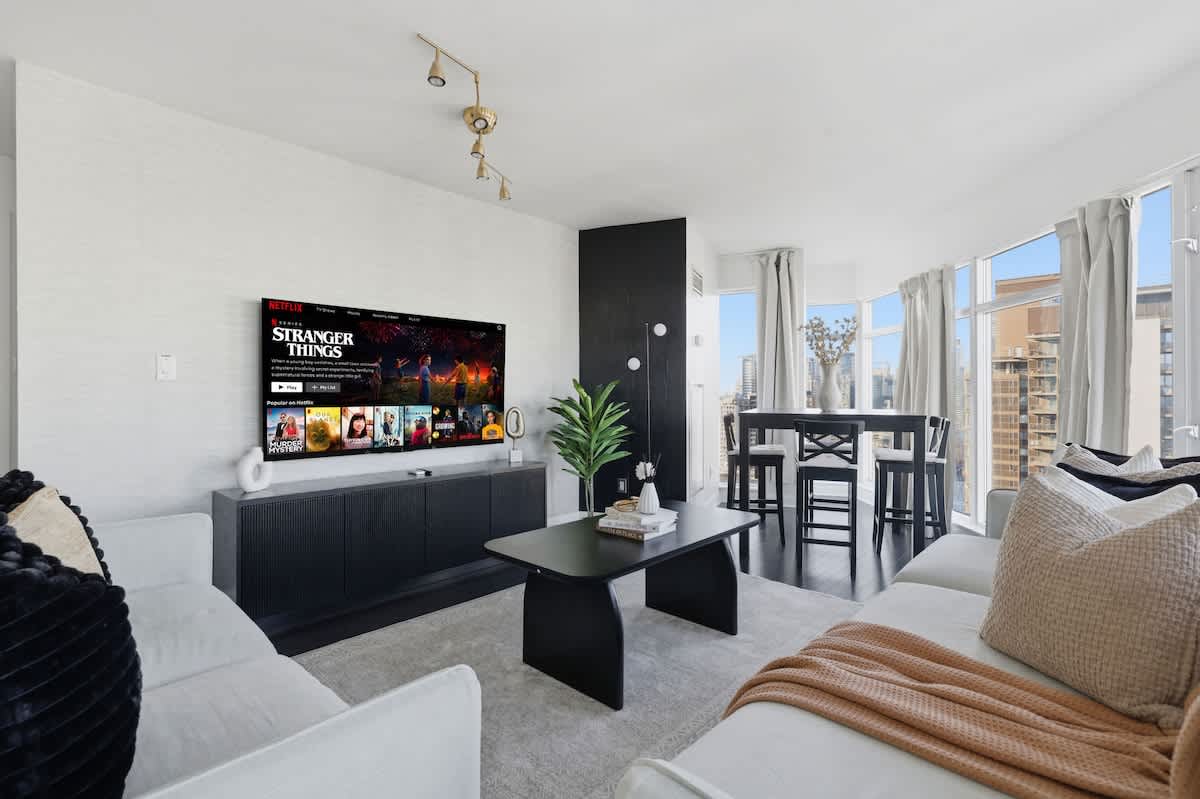 Chic Metropolitan Suite Skyline Vistas & Parking-hero-photo