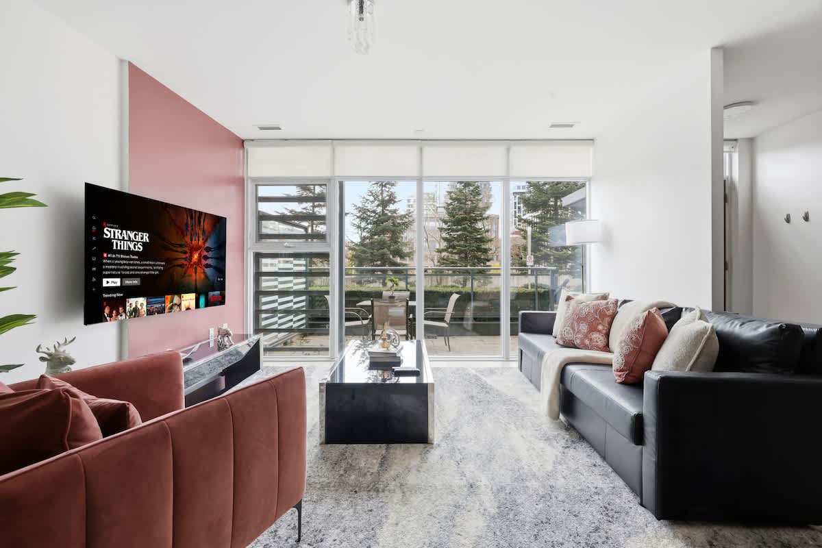 Luxurious 4BR Oasis Walk to CN Tower Entertainment-hero-photo