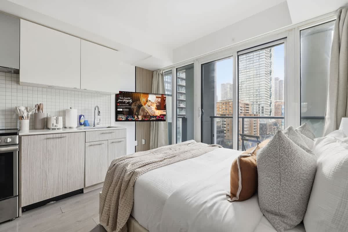 Stylish Studio, Steps to Yonge-Dundas Square-hero-photo