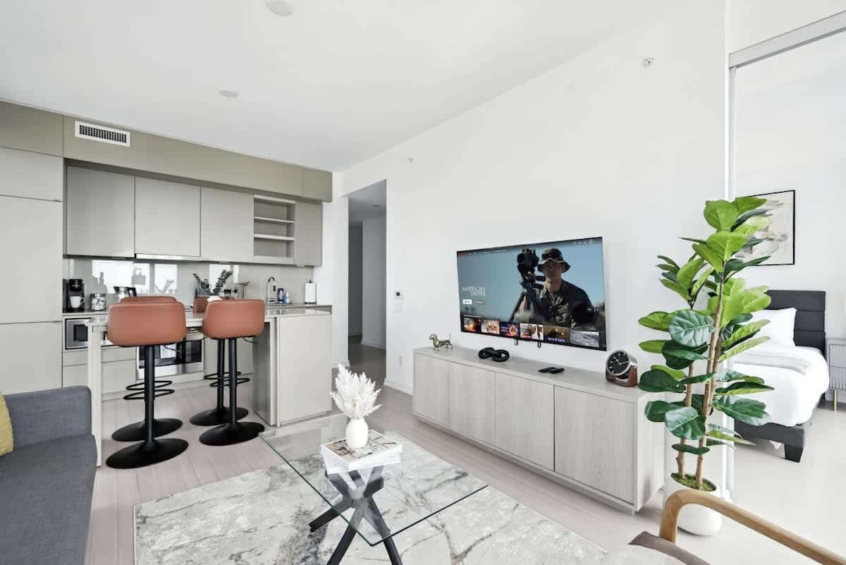 Luxury 2BR Suite in Heart of Toronto Entertainment-hero-photo