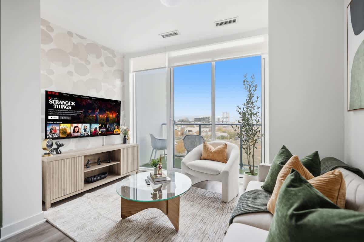 Chic 2BR Urban High-Rise Scenic City Views-hero-photo