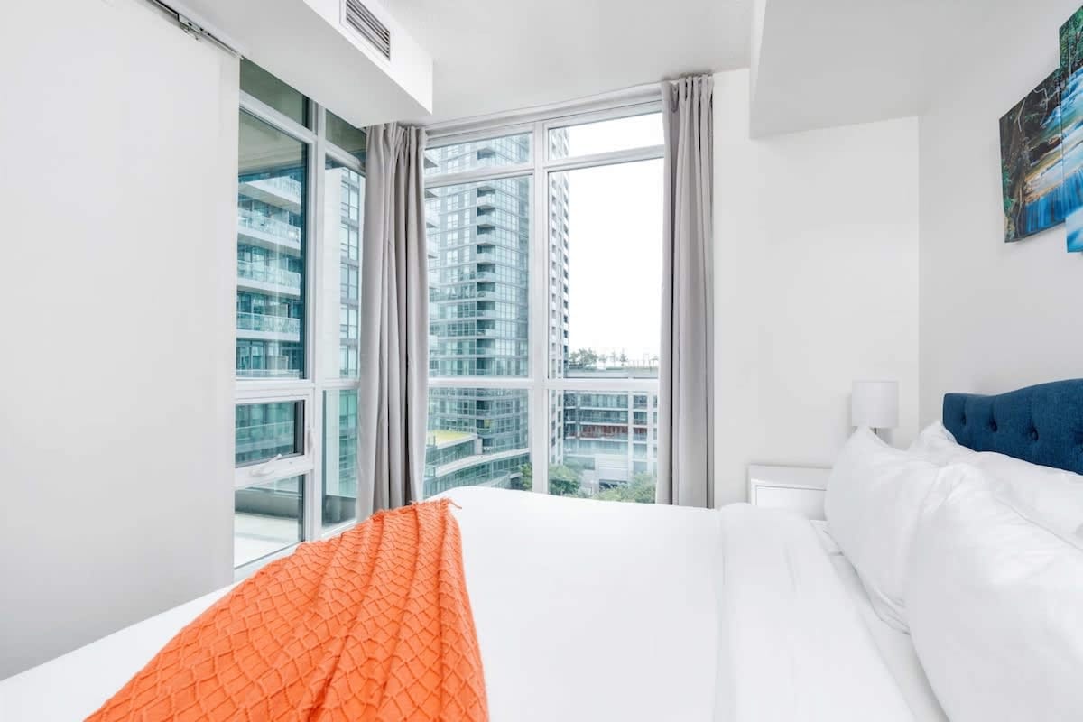 Chic Fort York Condo w Stunning Balcony Views-hero-photo