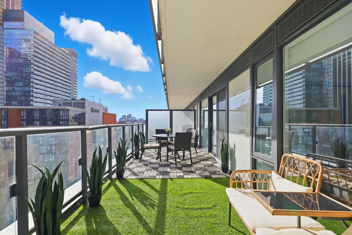 Designer 1BR w King Bed & Balcony Downtown-hero-photo