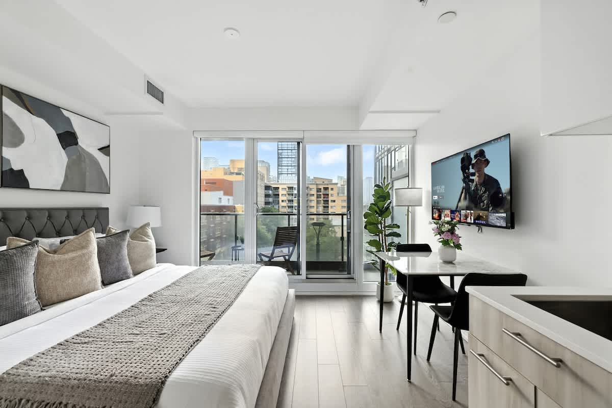Sleek King Studio, Heart of Downtown Toronto-hero-photo