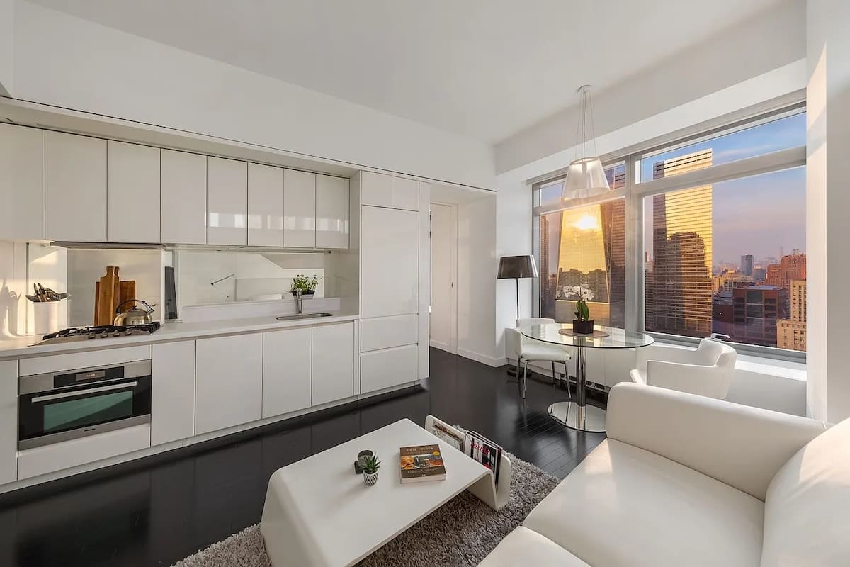 Chic FiDi 1BR Suite Skyline Views & Modern Style-hero-photo