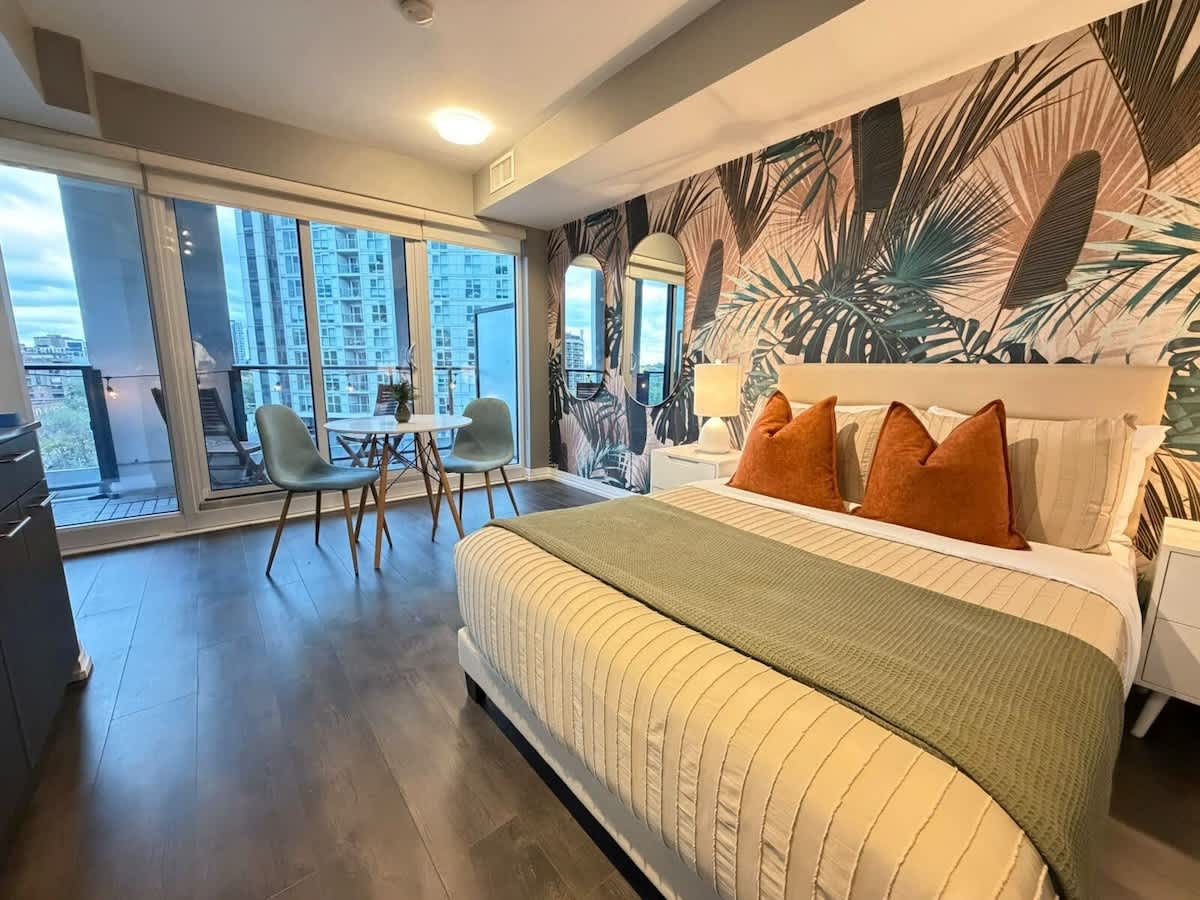 Downtown Toronto Studio - Queen Bed & Balcony.-hero-photo