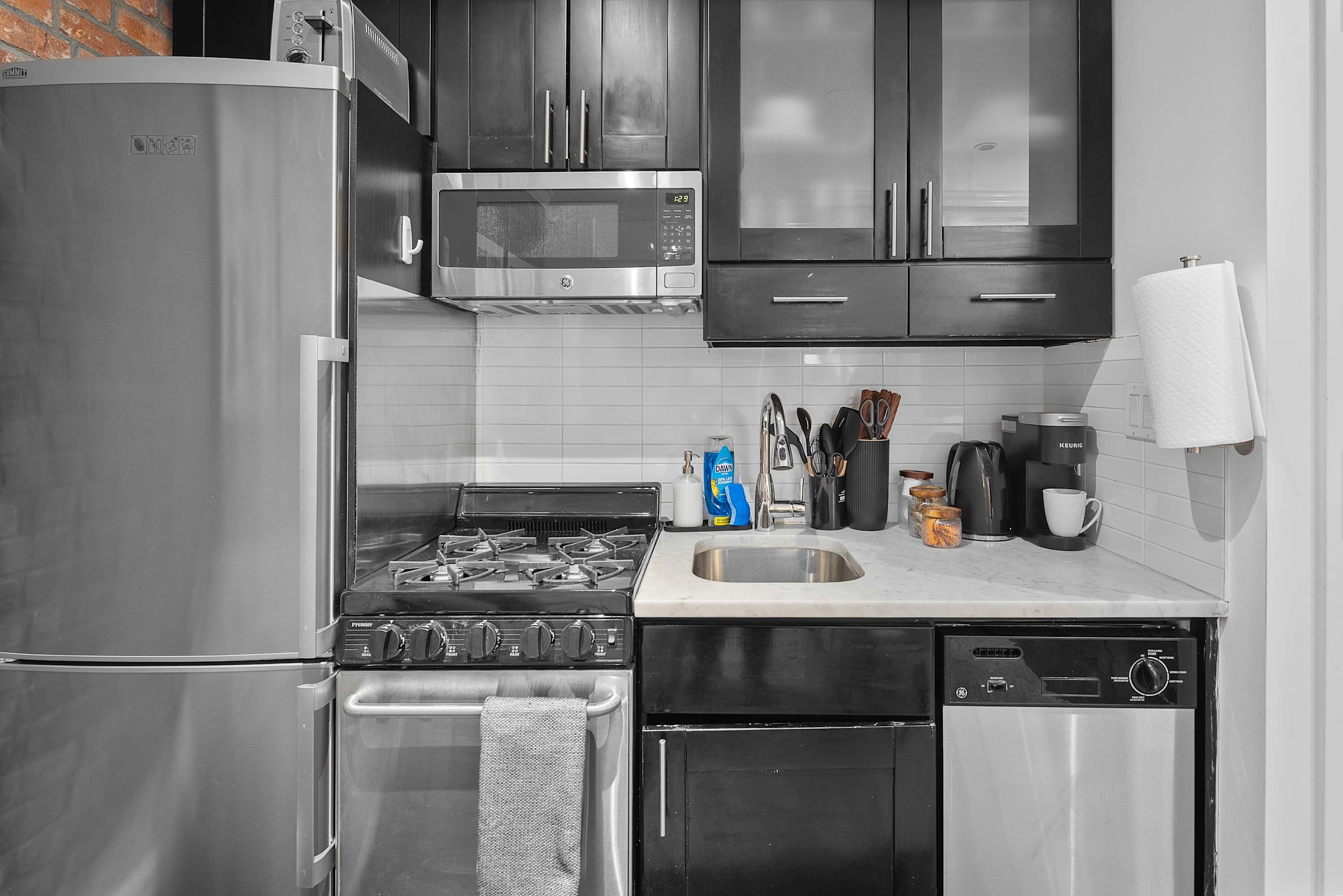 Dream NYC Haven: Cozy 2BR in Prime Spot-photo-3