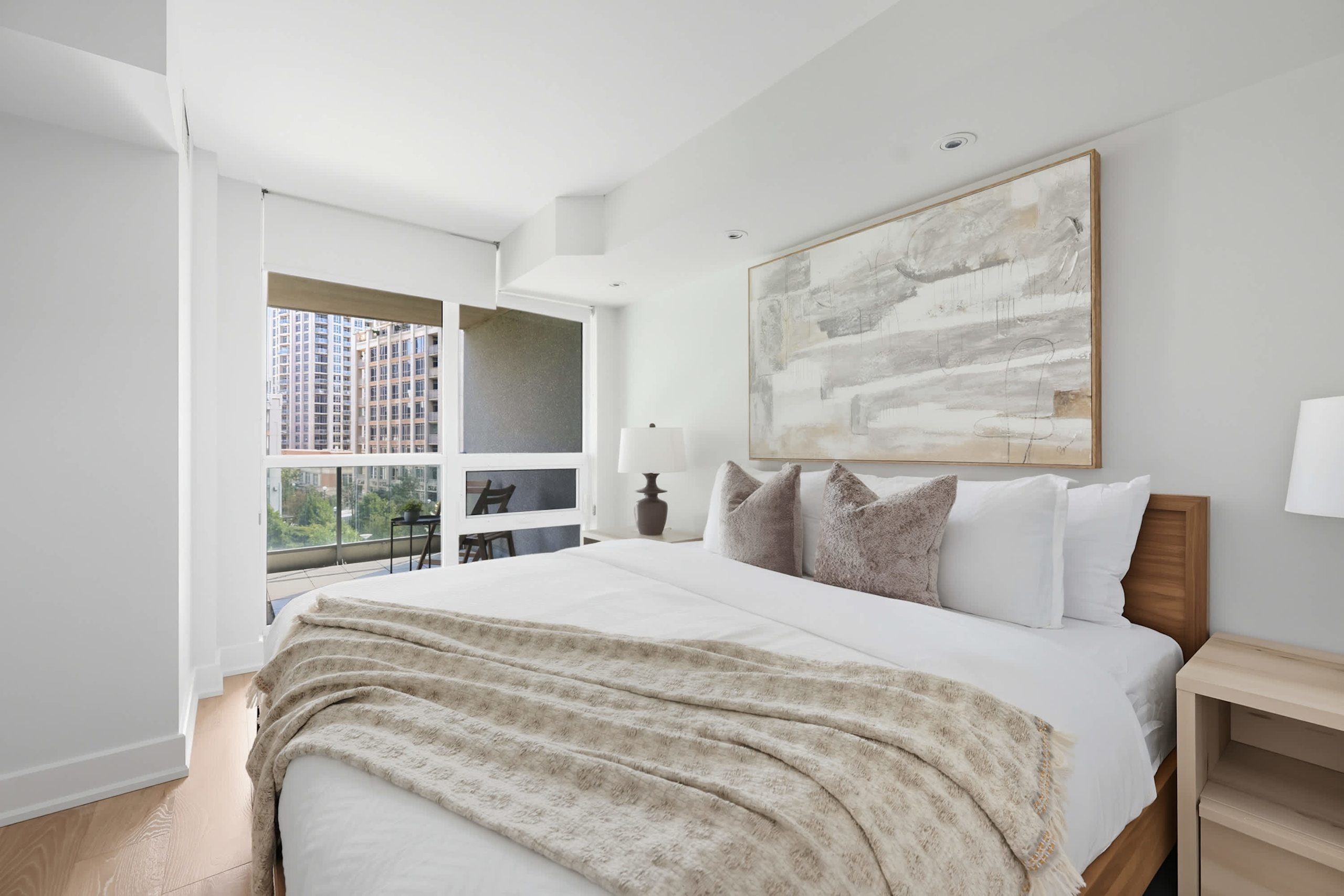 Upscale 2BR Condo Downtown TO Gem w Parking-photo-2