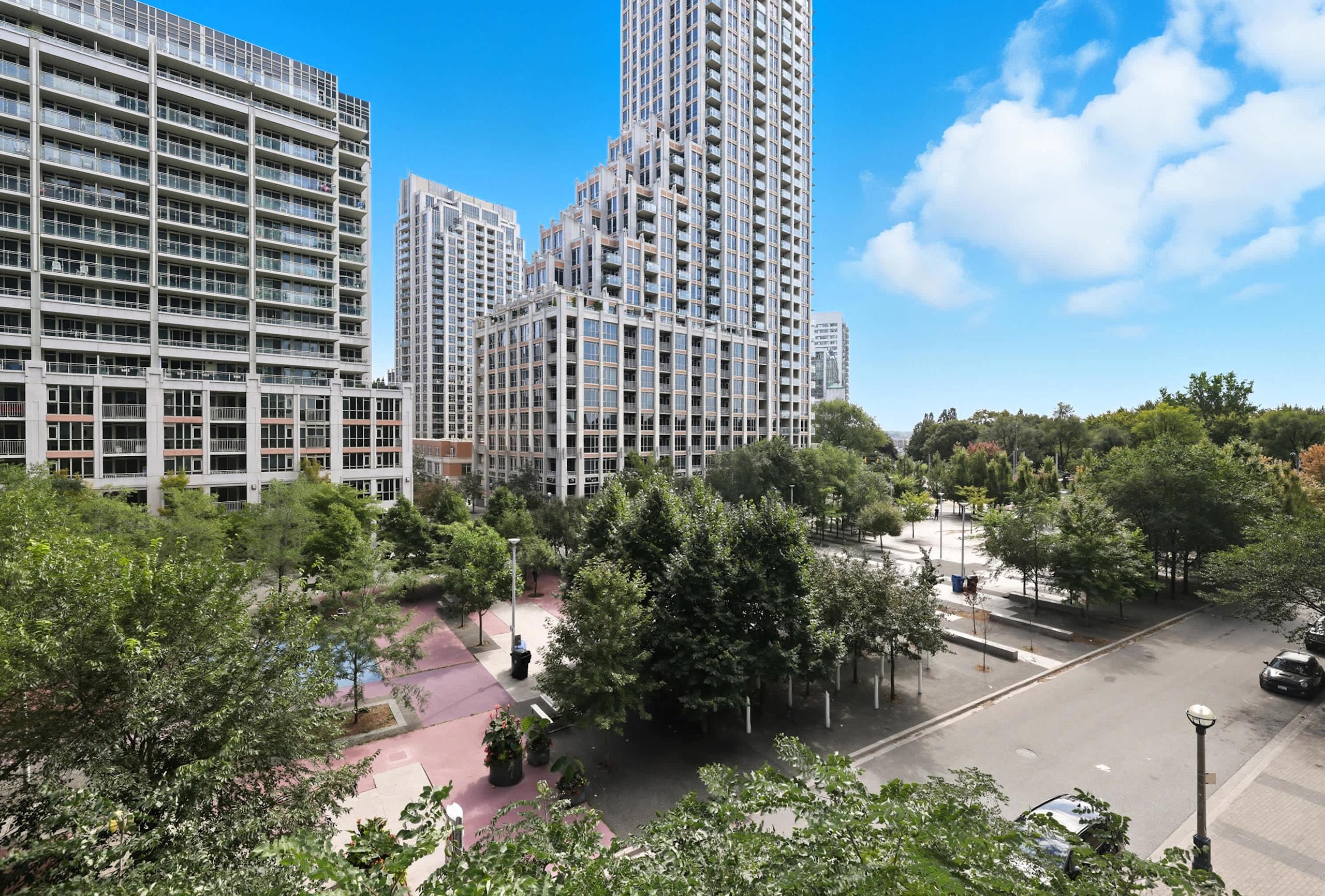 Upscale 2BR Condo Downtown TO Gem w Parking-photo-3