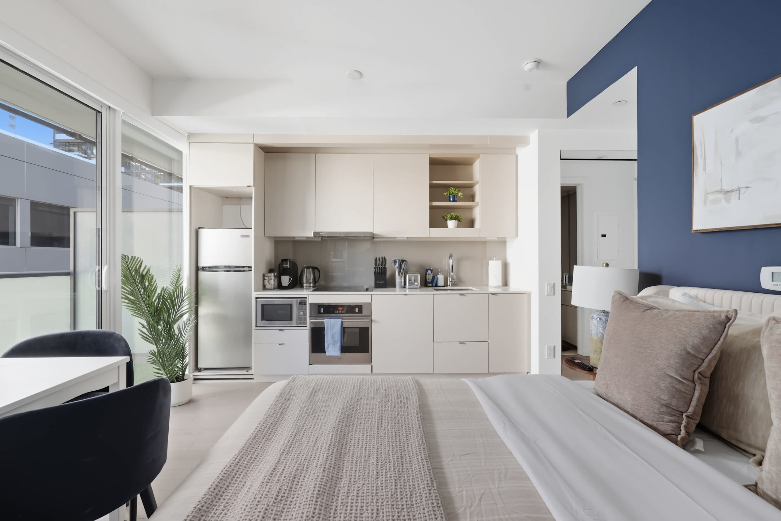 Sleek Studio Steps from Entertainment District-photo-3
