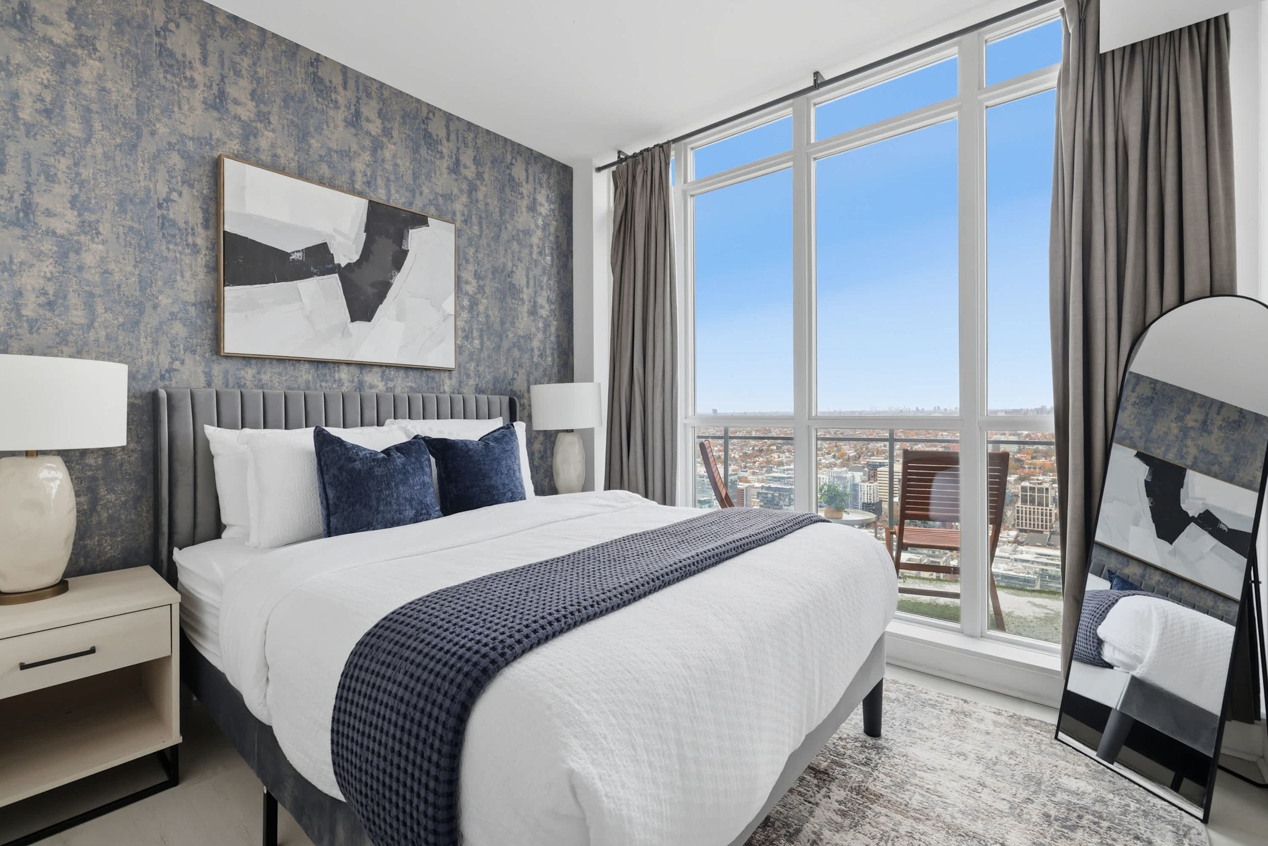 TO Luxe Penthouse Modern Luxury Stay w Parking!-photo-2