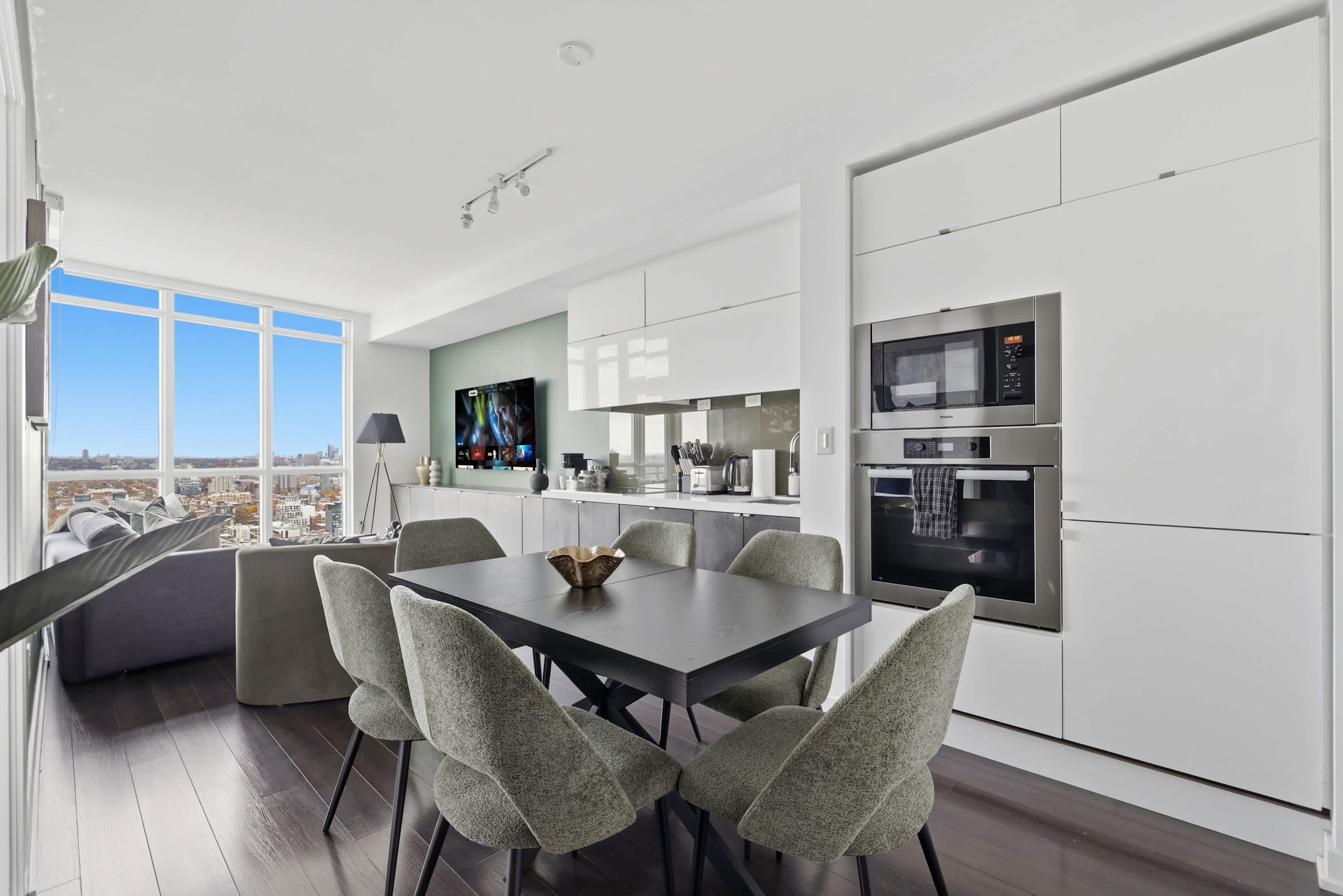 TO Luxe Penthouse Modern Luxury Stay w Parking!-photo-3