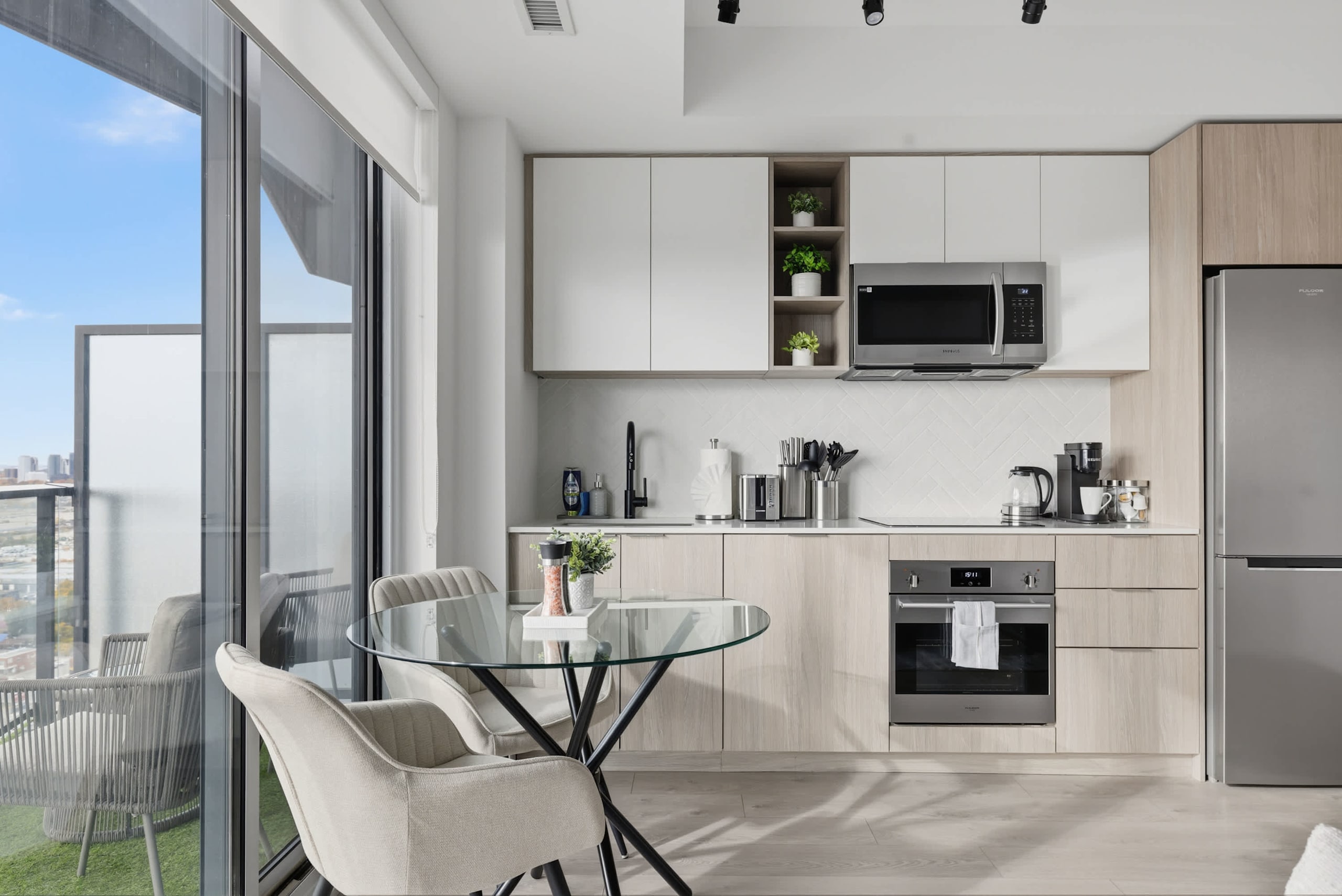 Modern Queensway Studio | Fast Transit Access-hero-photo