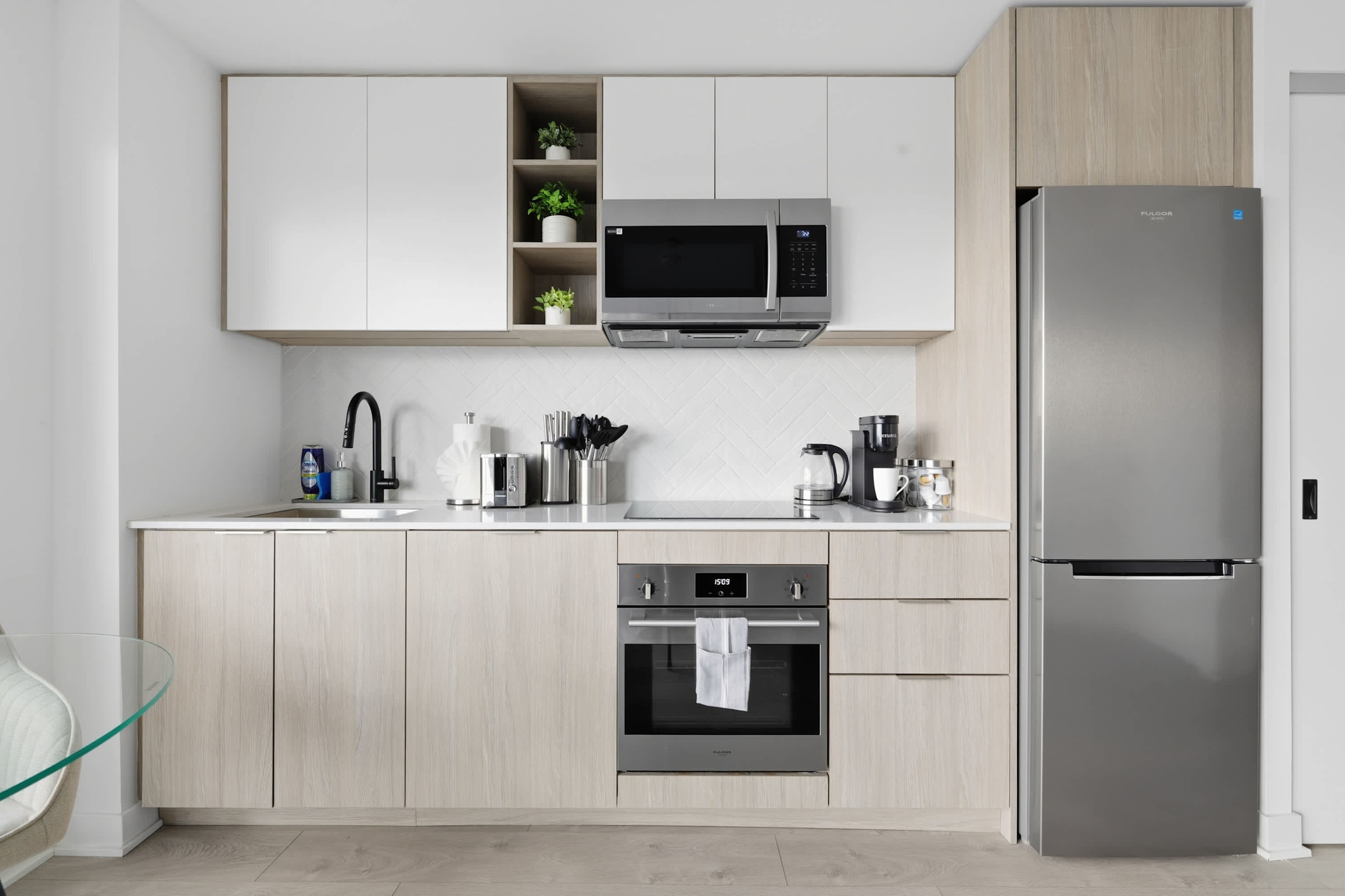 Modern Queensway Studio | Fast Transit Access-photo-3