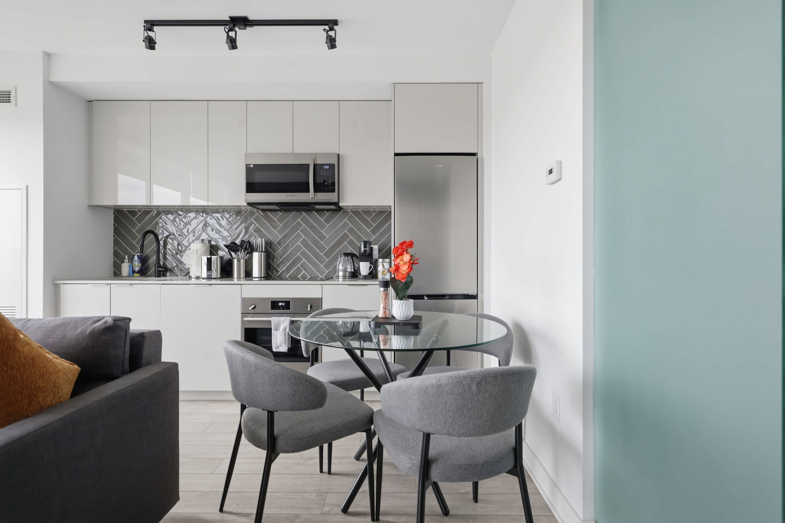 Modern Suite, Panoramic Views, Parking-photo-3