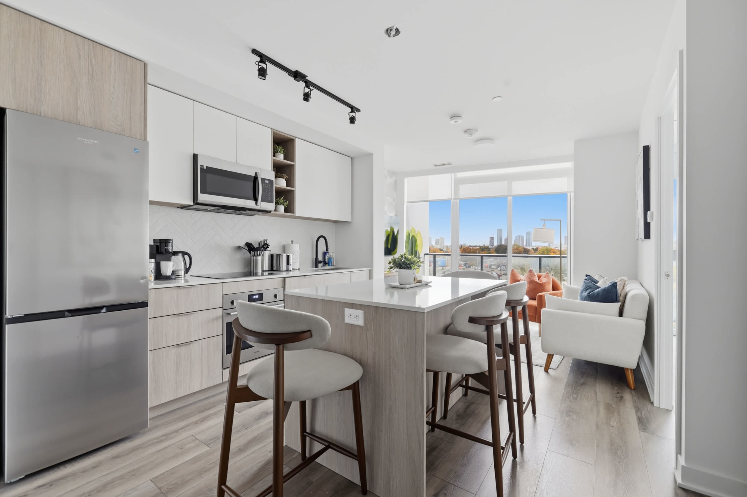 2-Bedroom Queensway Condo - Free Parking & Patio-photo-3