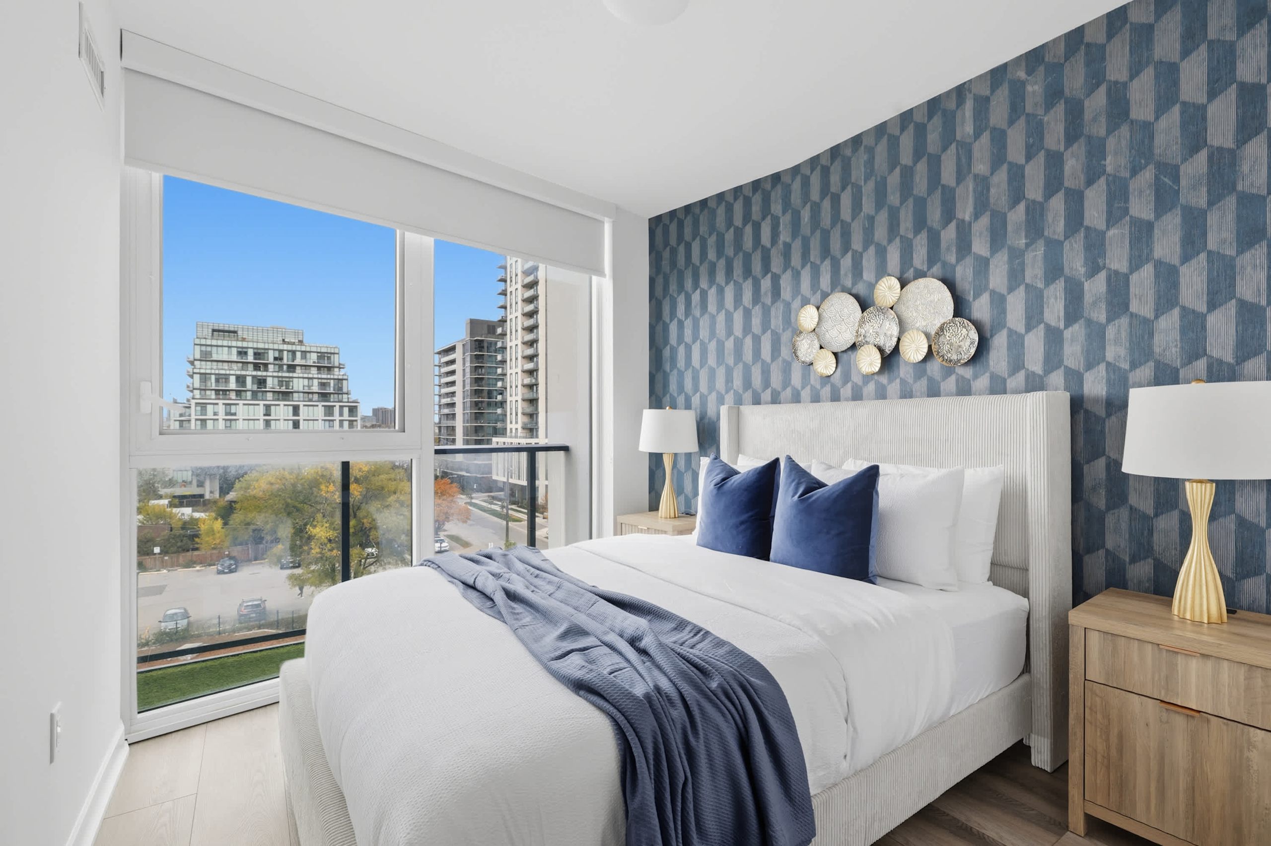 2-Bedroom Queensway Condo - Free Parking & Patio-photo-2