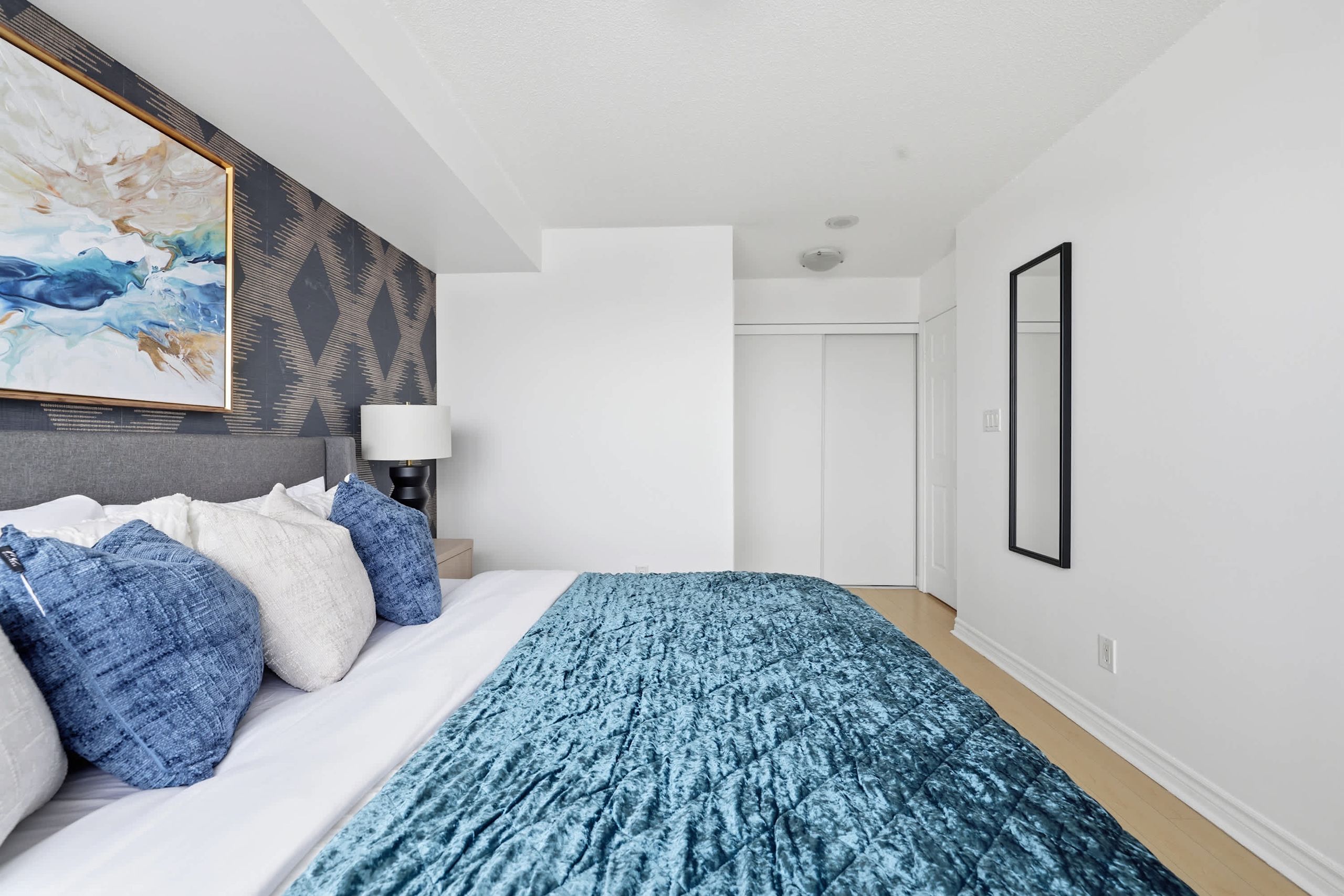 Stylish 2br High-Rise - Sleeps 7 - YYZ-photo-2