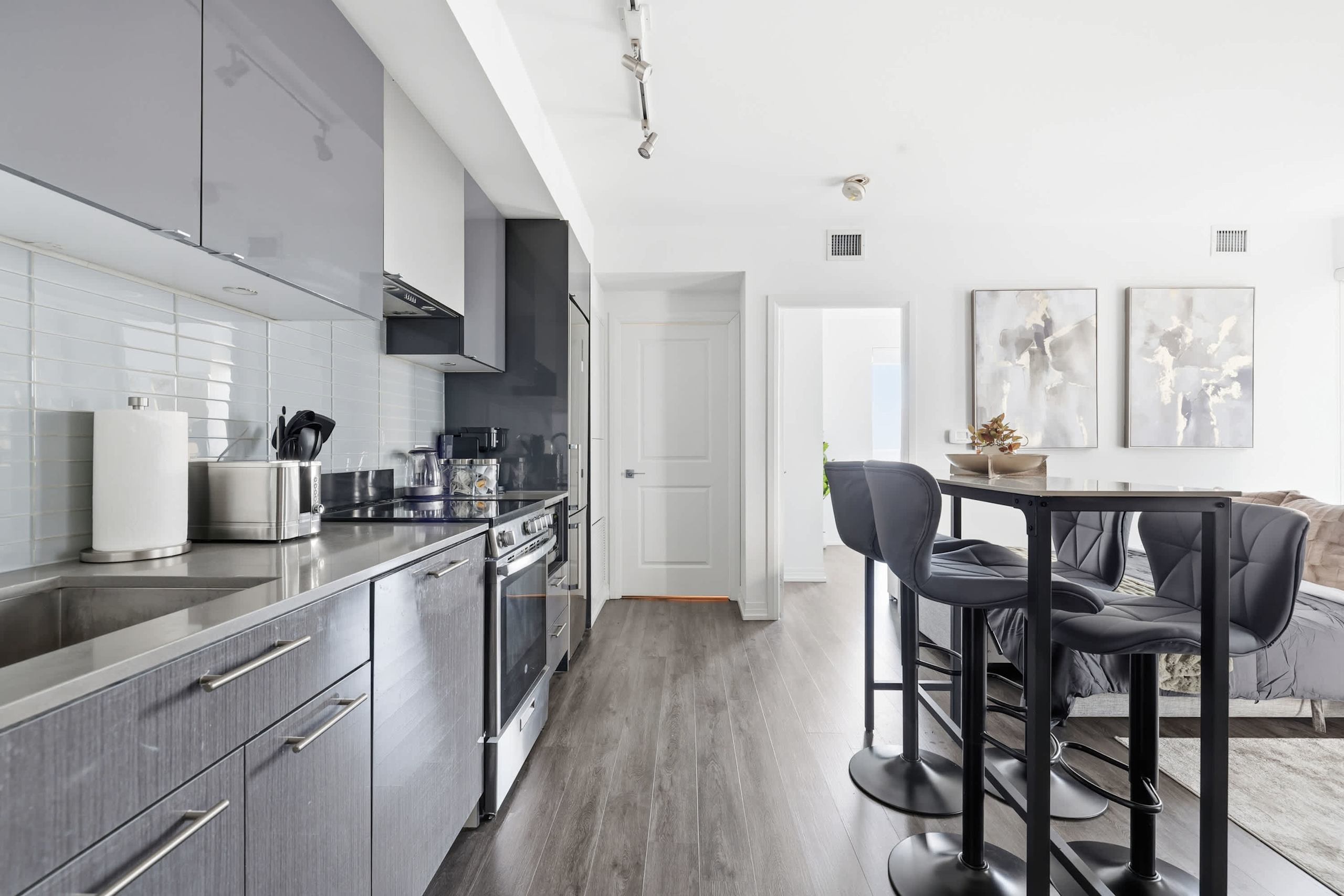 Modern DT Condo, Patio, Walk Everywhere!-photo-3
