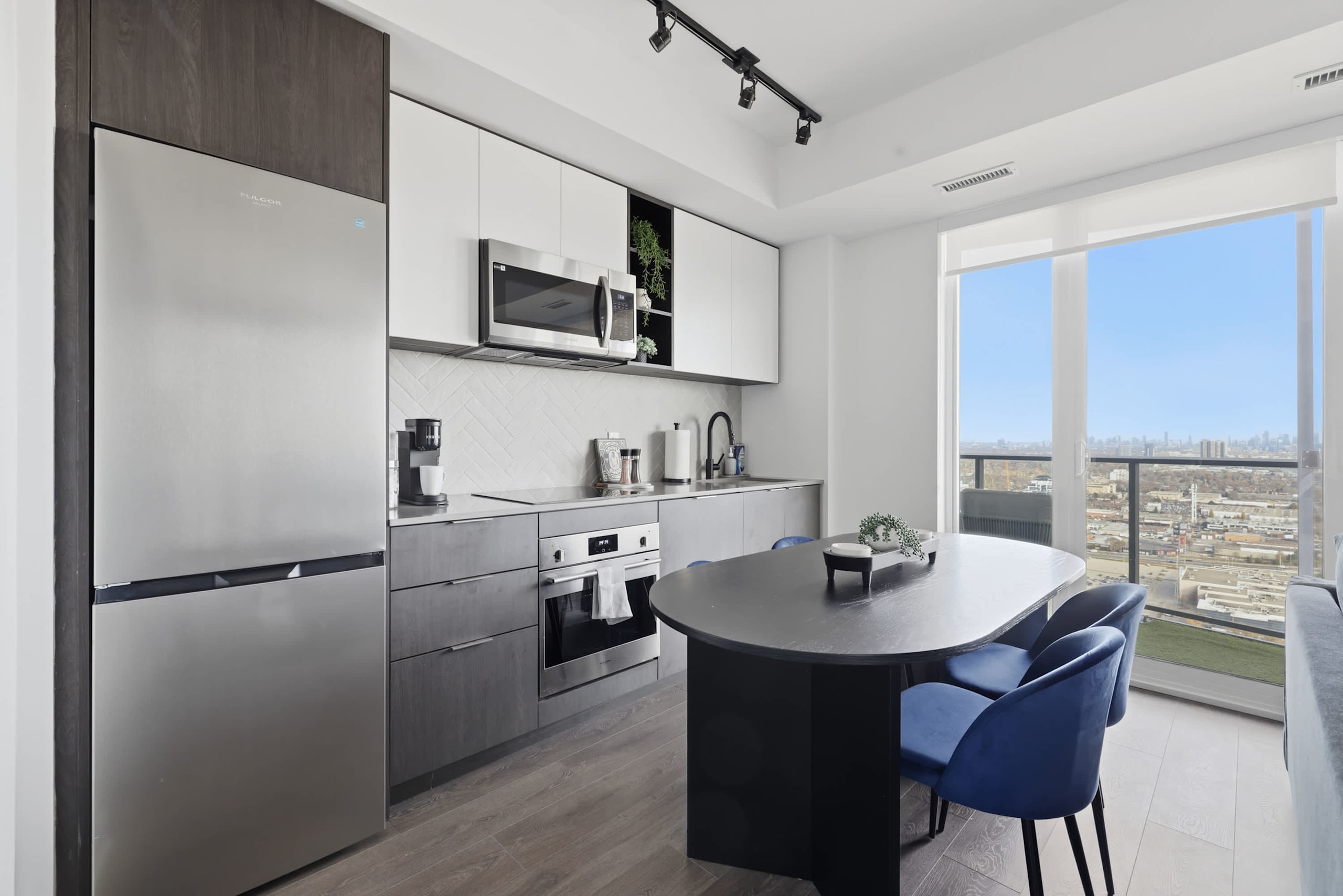 Chic 2BR Retreat Modern Comfort and Prime Location-photo-3