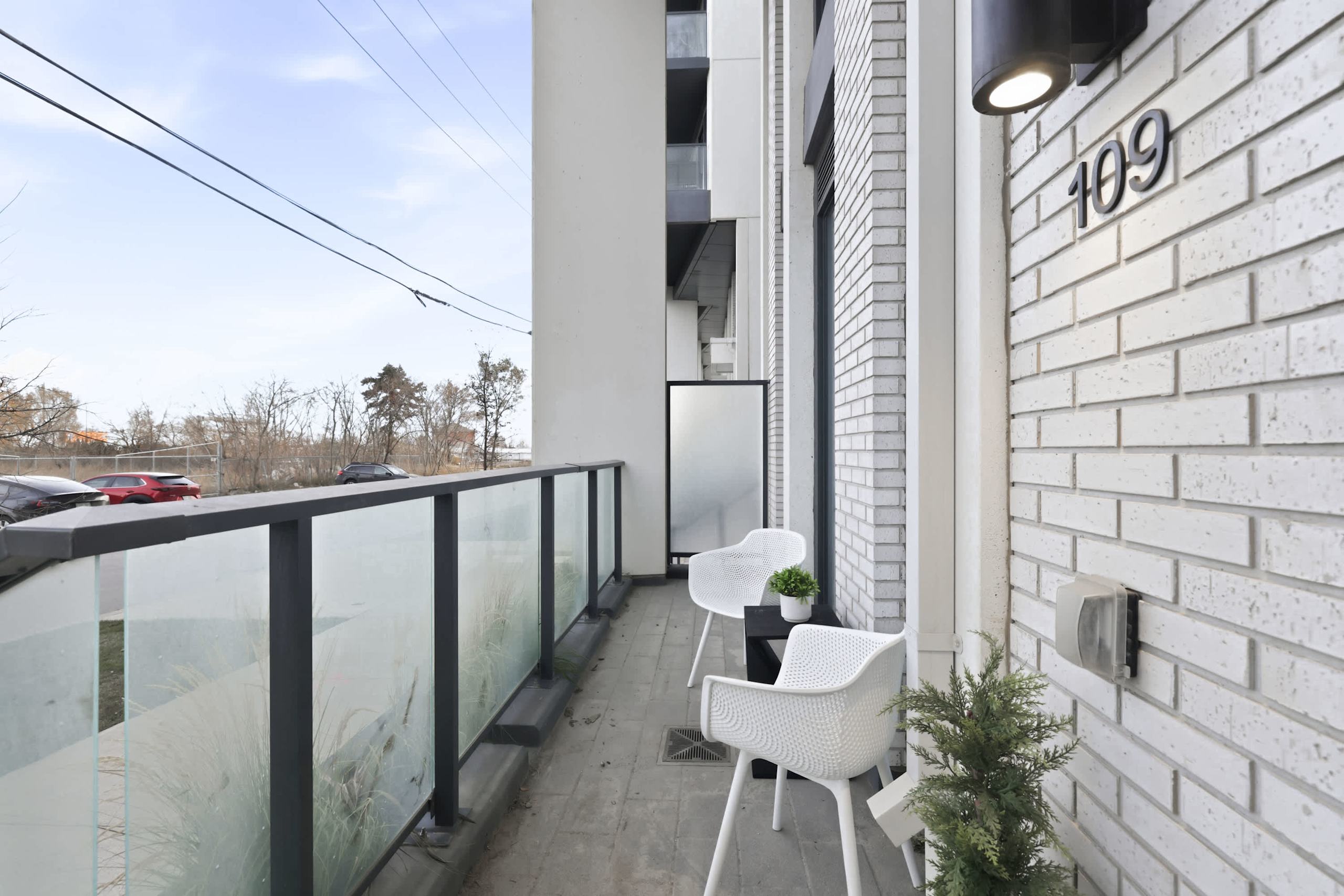 Bright Modern Townhouse, Patio, Family Friendly!-photo-3