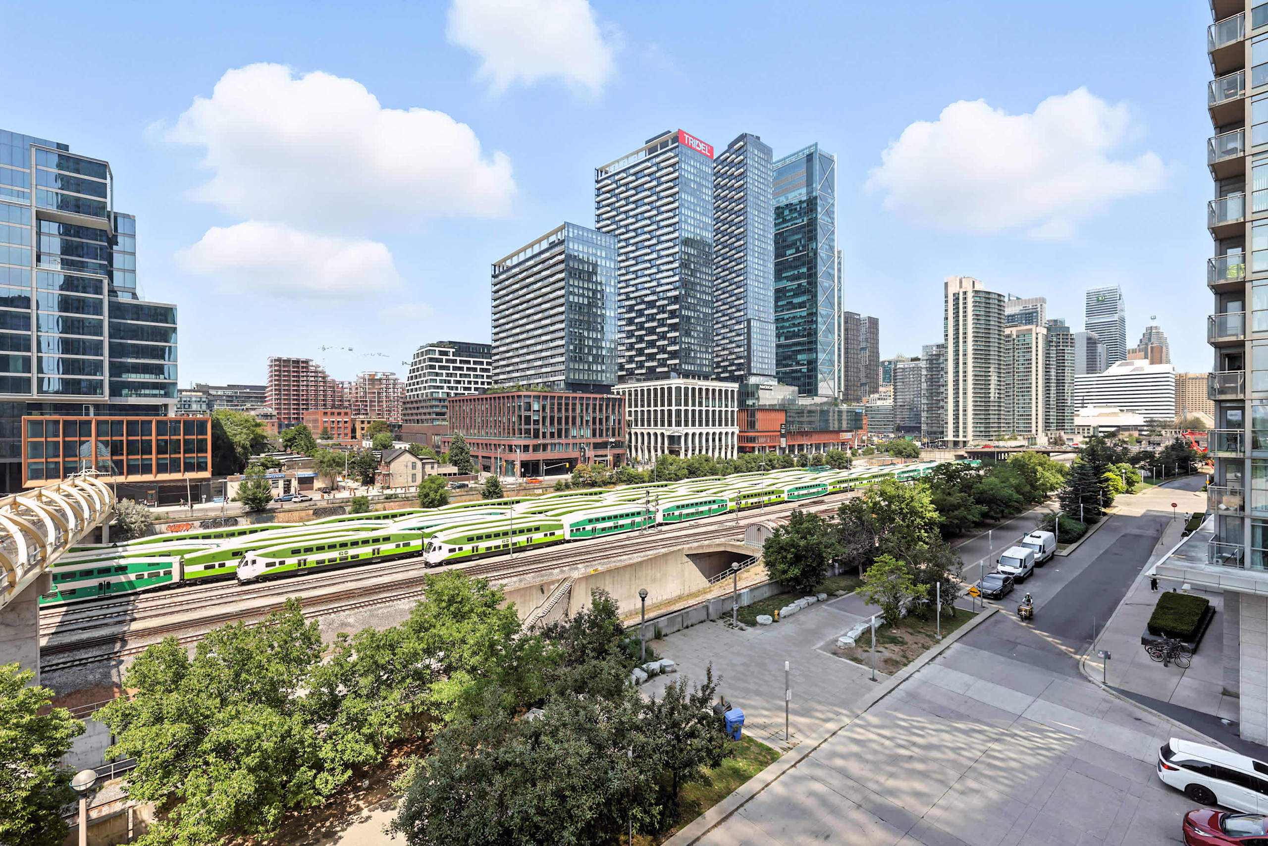 Sunlit 2BR Condo by the Waterfront-photo-3