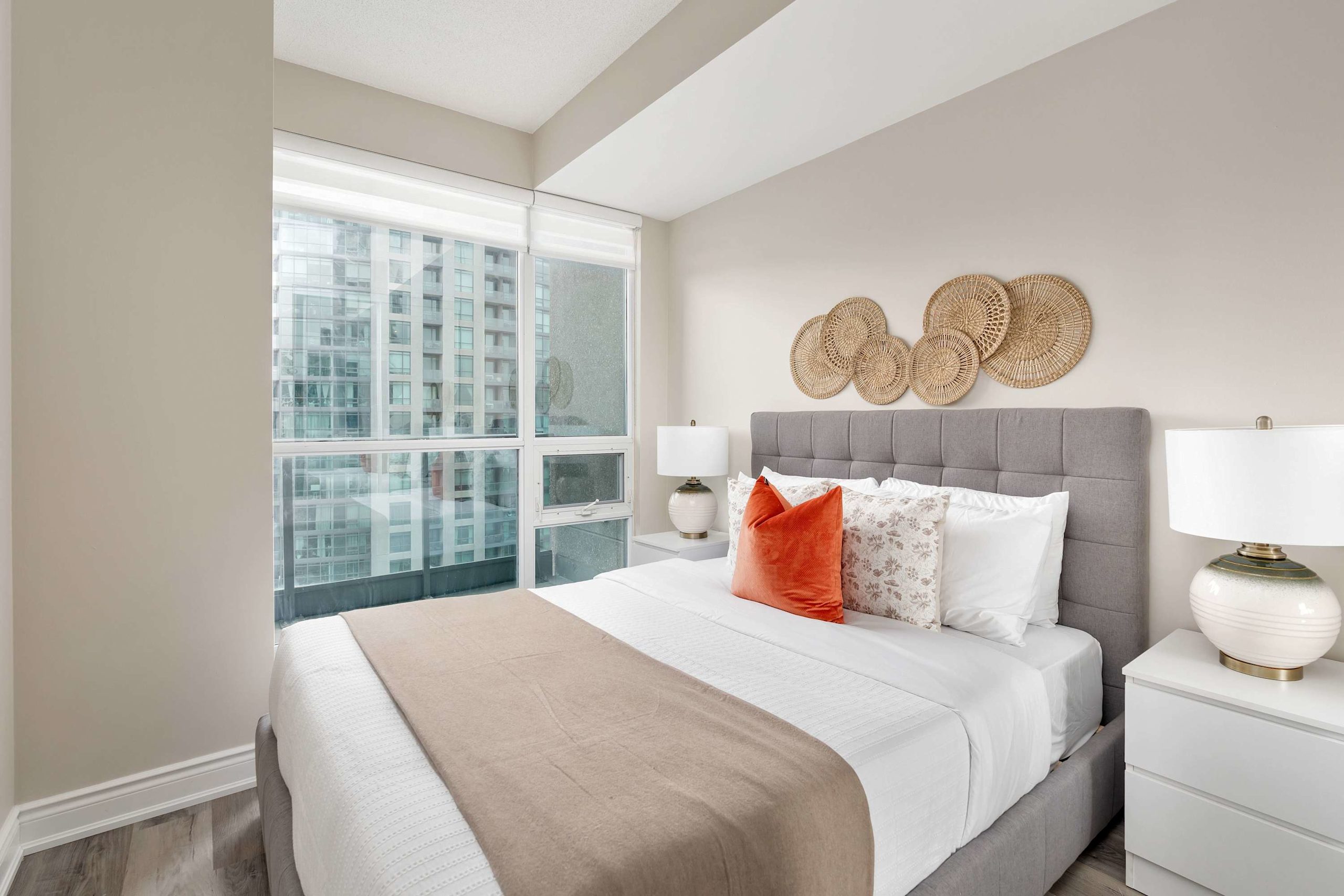 Chic 1BR Patio Suite Scenic CN Tower View-photo-2
