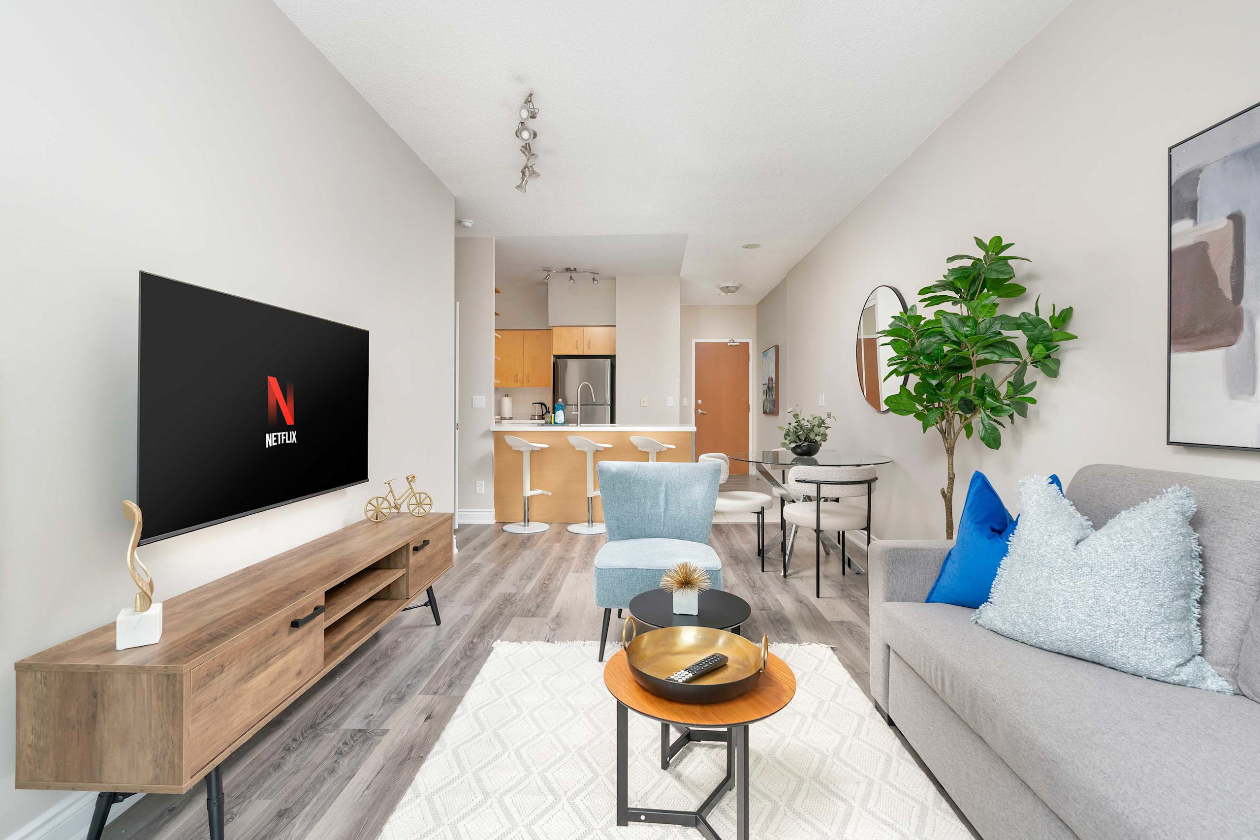 Chic 1BR Patio Suite Scenic CN Tower View-hero-photo