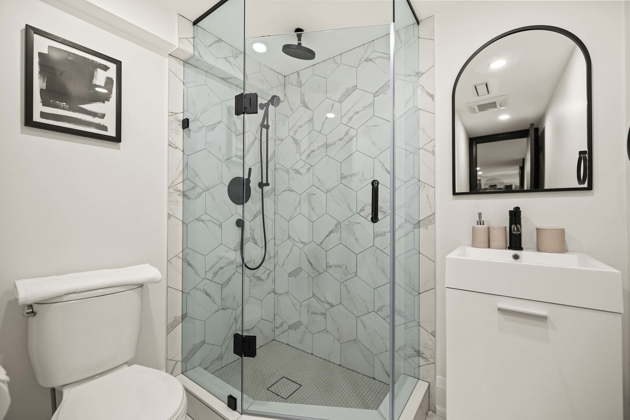 Sleek 2-BR Apartment | 55" TV | Sleeps 6!-photo-3