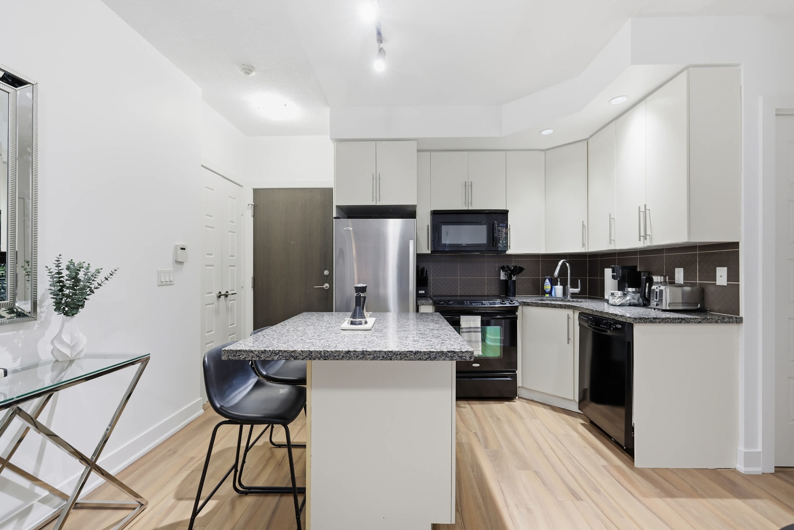 Stylish 1BR Condo with Private Balcony and Views-photo-3