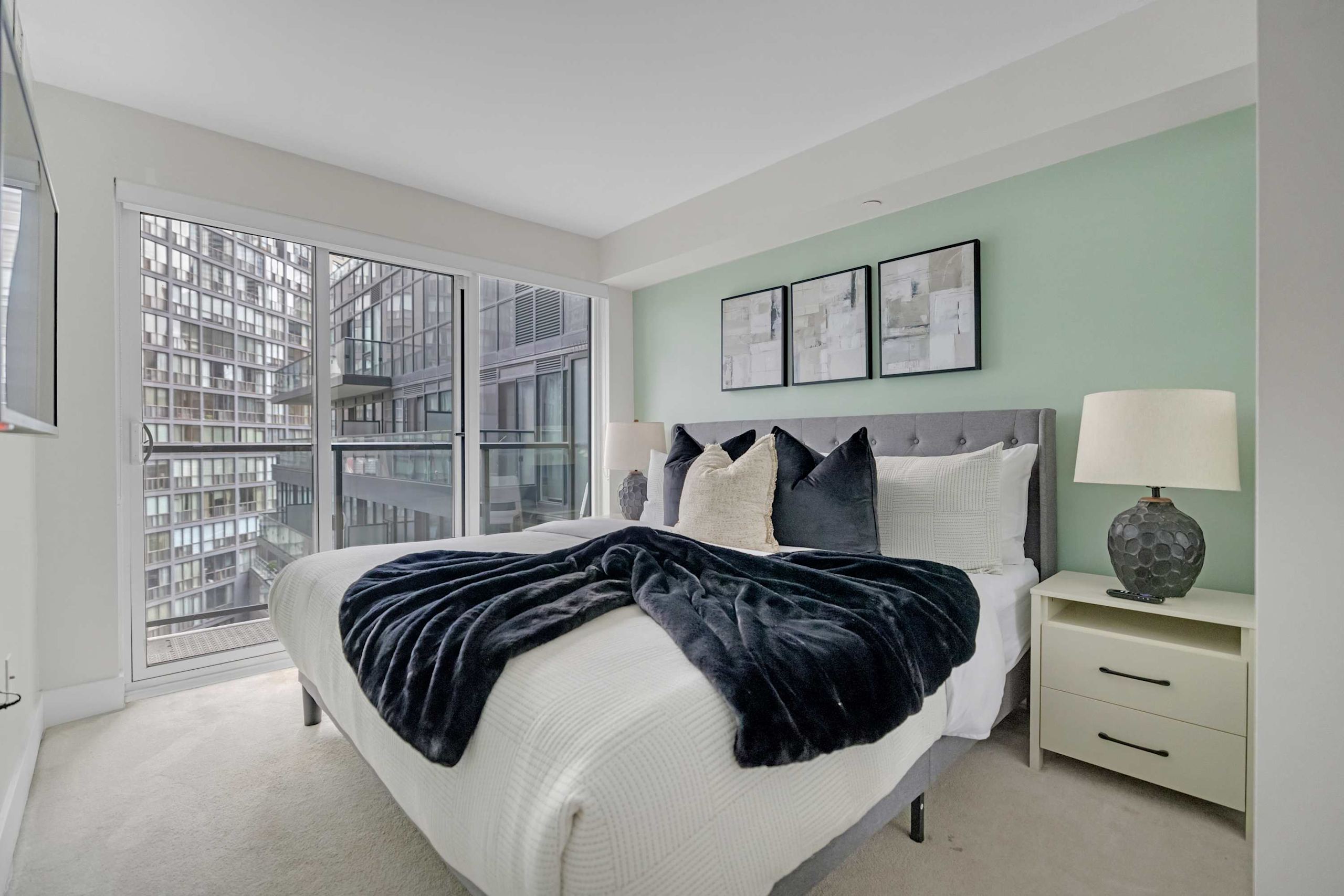 Financial District 2BR Condo, 55" TV, Free Parking-photo-2