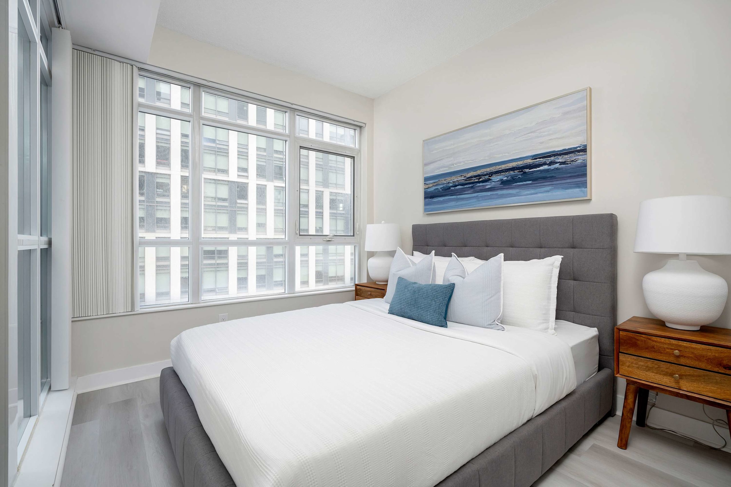 Lakeview CityPlace 2BR | Free Parking & Balcony-photo-3