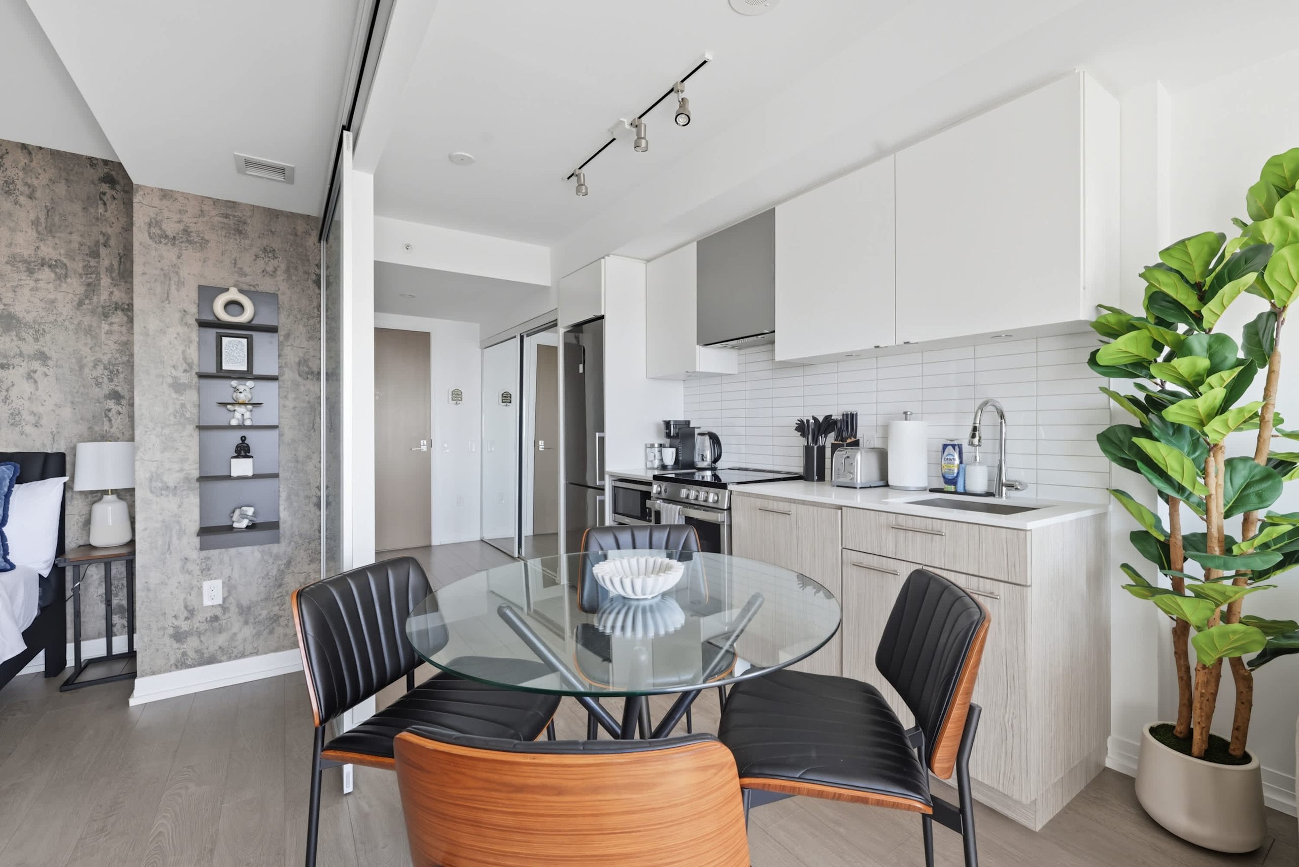 Stunning Family-Friendly Parking & City Views!-photo-3