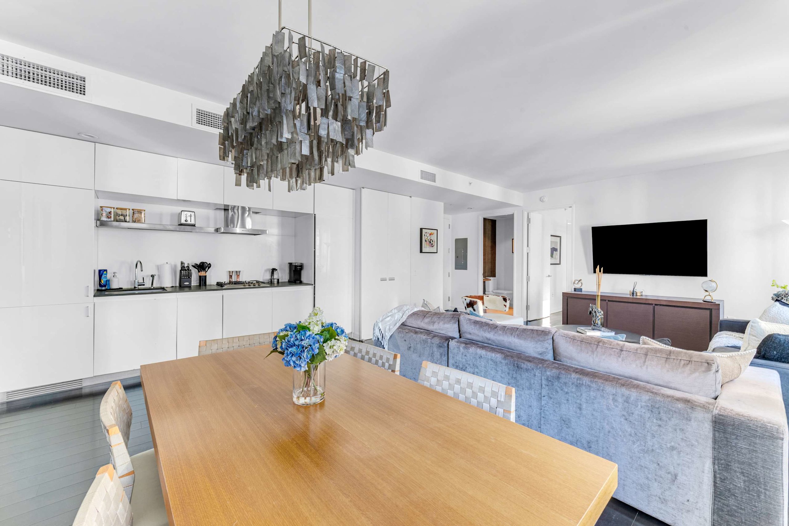 Elegant Midtown Haven | Stunning Views!-photo-3