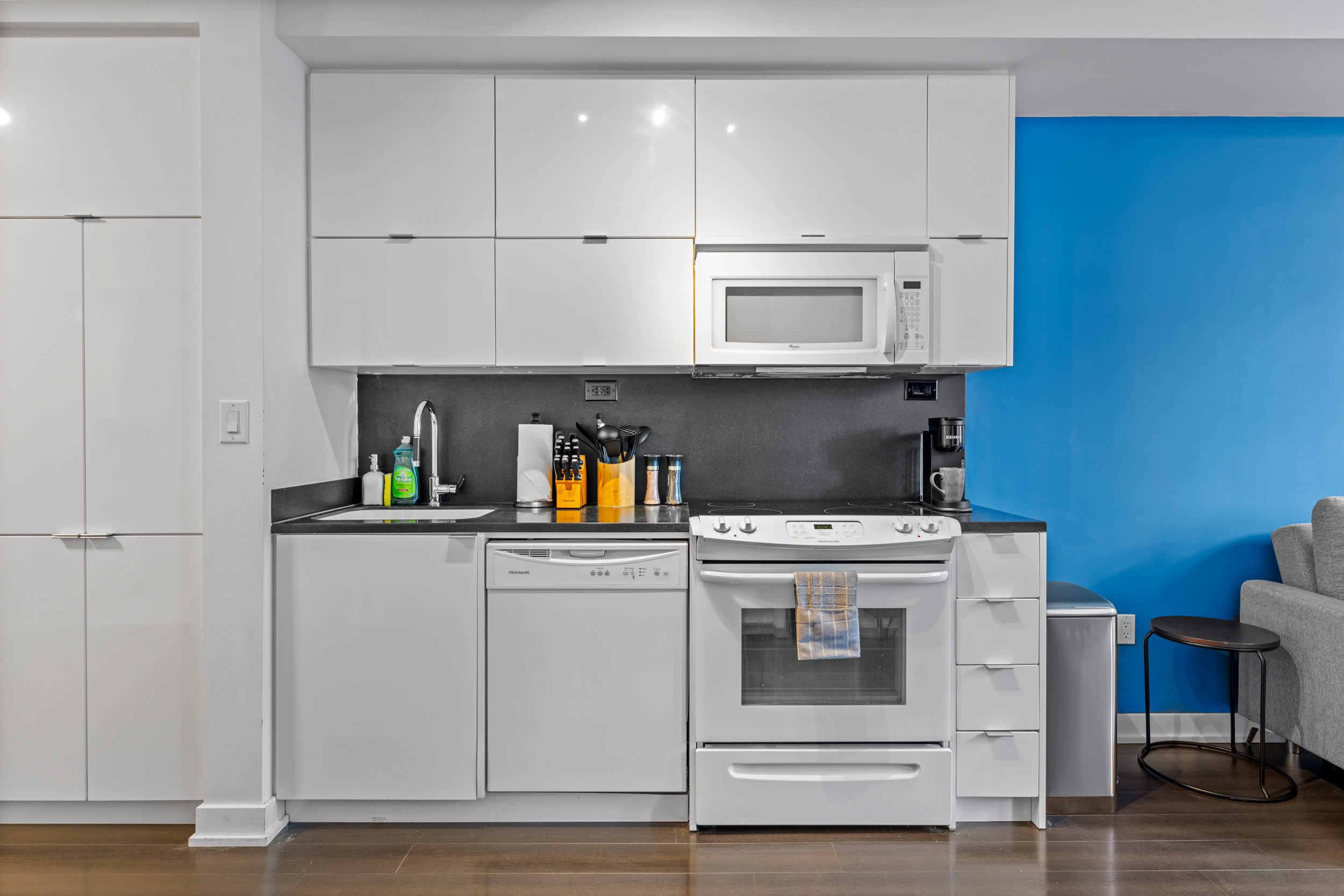 Stylish 2BR City Retreat Near the Lake & Park-photo-3
