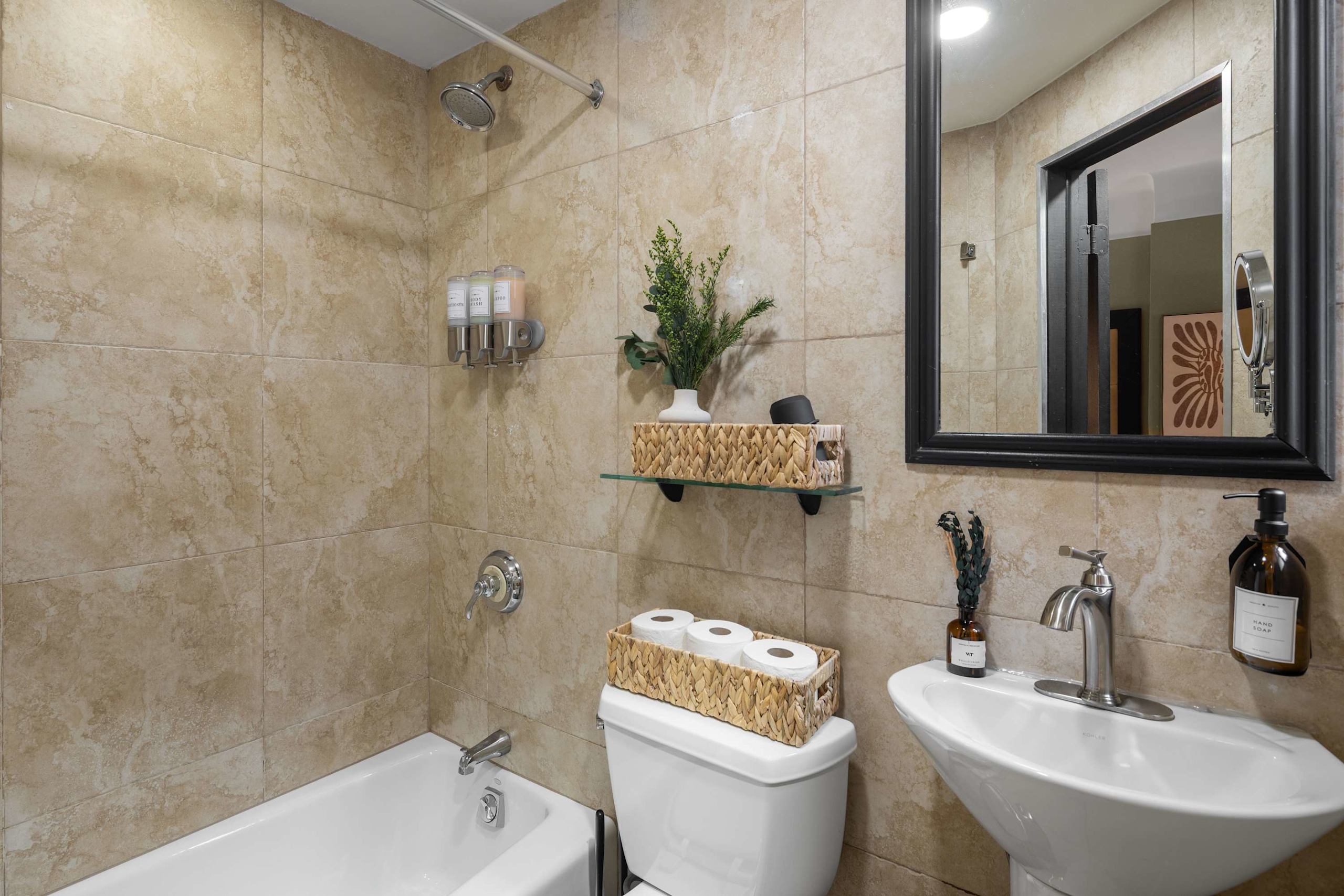 Cozy NYC Apartment with Gym Prime Location!-photo-3
