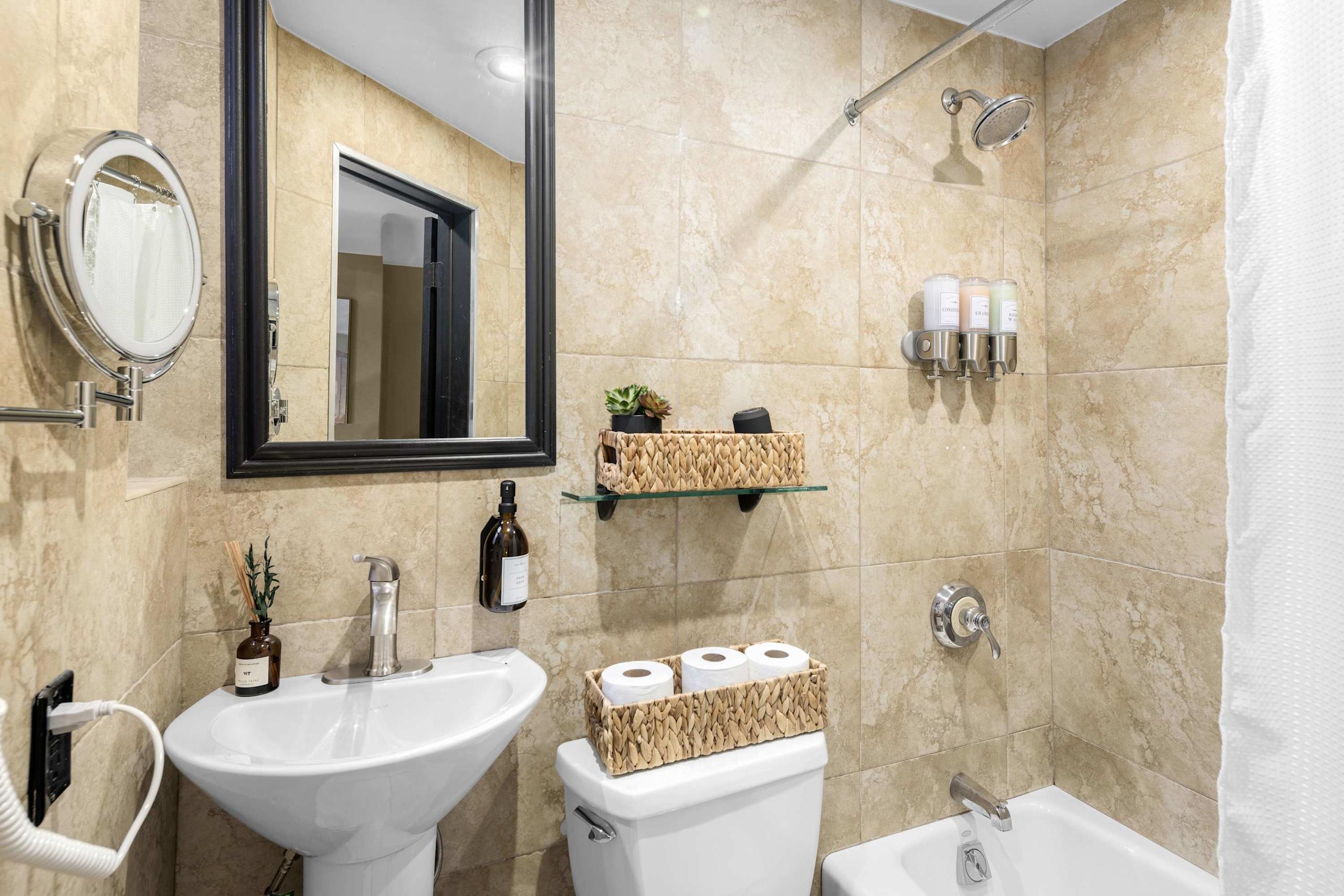  Chic and Cozy APT in Times Square w Gym!-photo-3