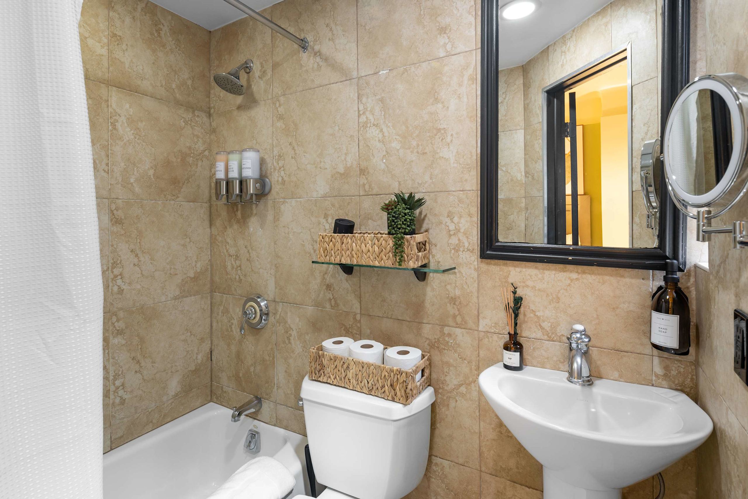 Centrally Located APT in NYC Walk to Time Square-photo-3
