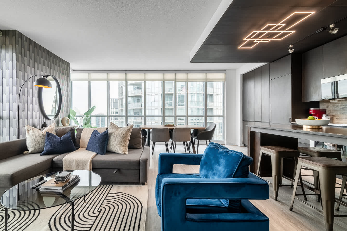 Designer Sub-Penthouse, Breathtaking Skyline View-hero-photo