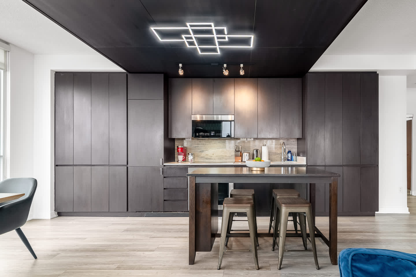 Designer Sub-Penthouse, Breathtaking Skyline View-photo-3