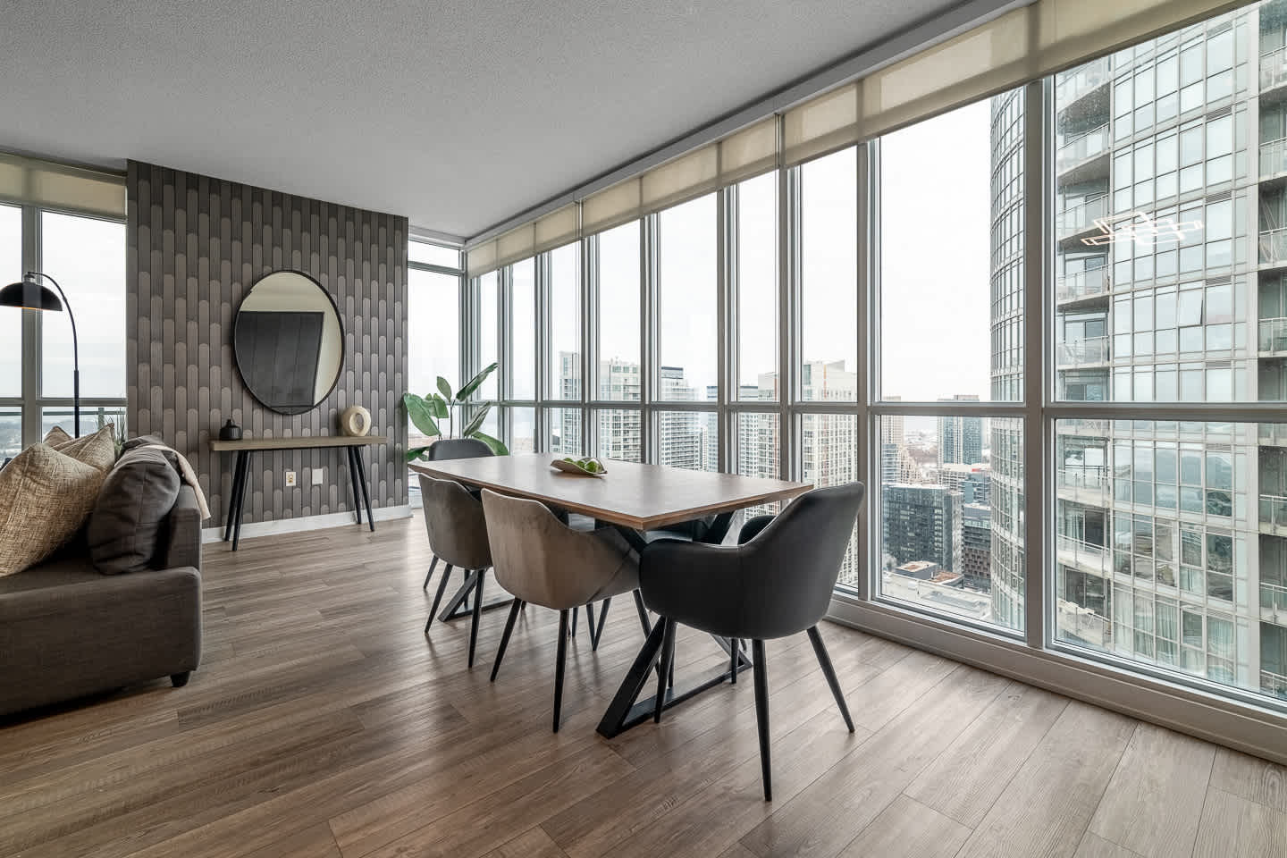 Designer Sub-Penthouse, Breathtaking Skyline View-photo-2