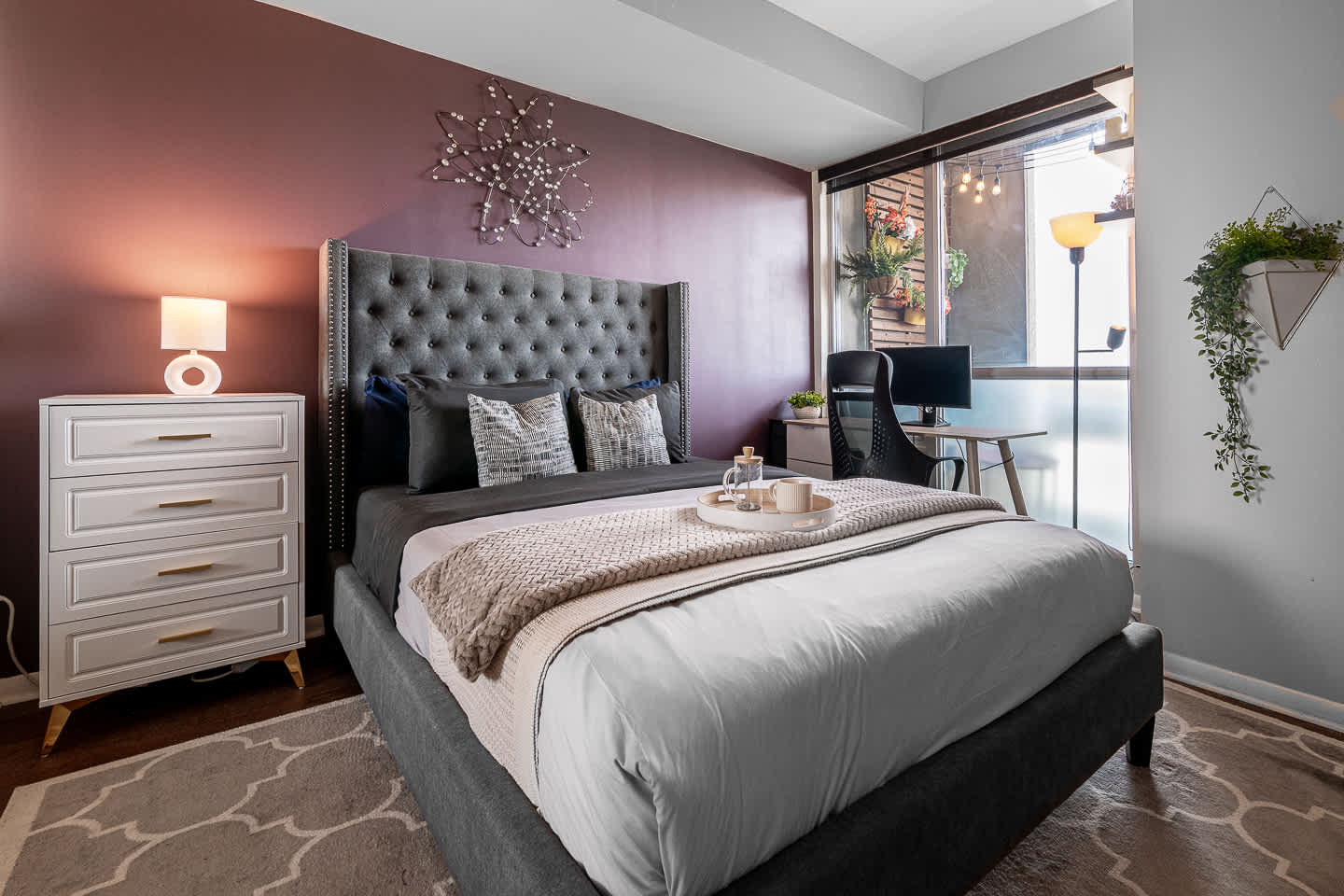 Bright Downtown 1BR, Dedicated Workspace, 55" TV-photo-2
